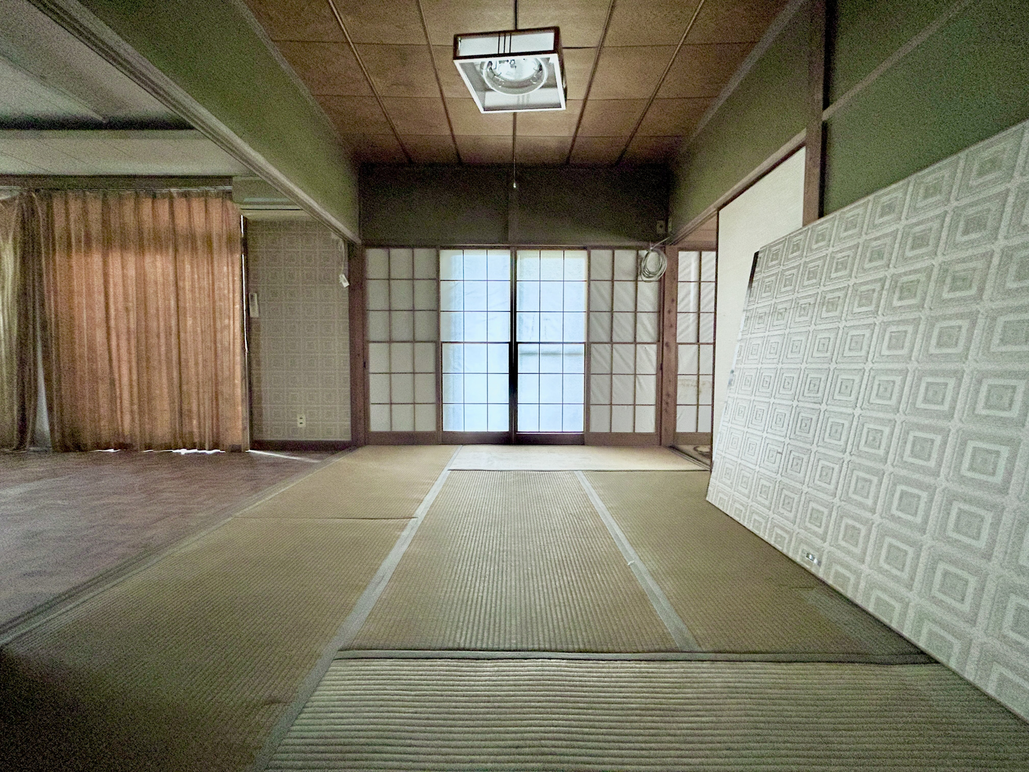 前橋市ぬで島町　中古戸建の和室|大きな窓からたっぷりの日差しが降り注ぐ明るい室内です。おしゃれな畳もアクセントになっています♪

