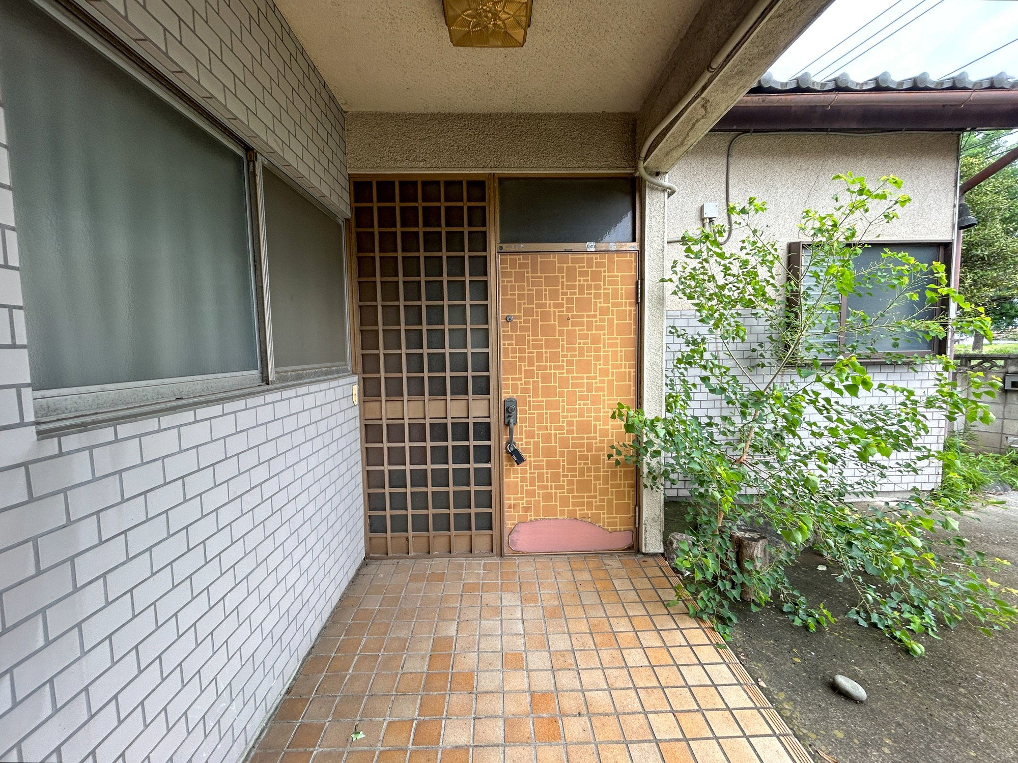 前橋市ぬで島町　中古戸建の玄関|明るく優しいイメージの玄関アプローチ。