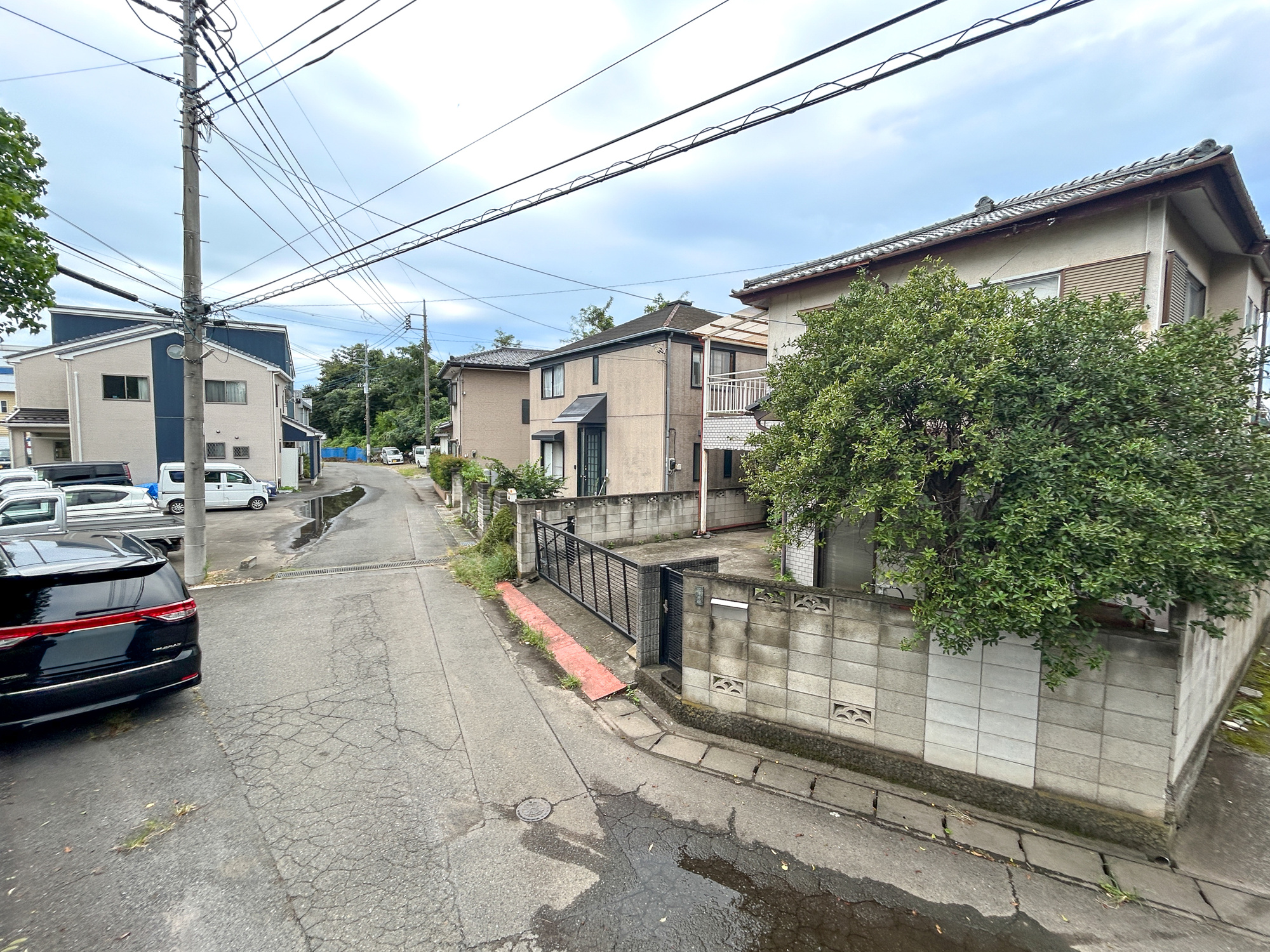 前橋市ぬで島町　中古戸建の前面道路含む現地写真|前面道路は閑静な住宅地をはしる車通りの少ない道路。お車の出し入れが苦手なママや小さなお子様にも安心ですね。しっかり舗装もされているので、ベビーカーや自転車で通っても快適に通行できます。
