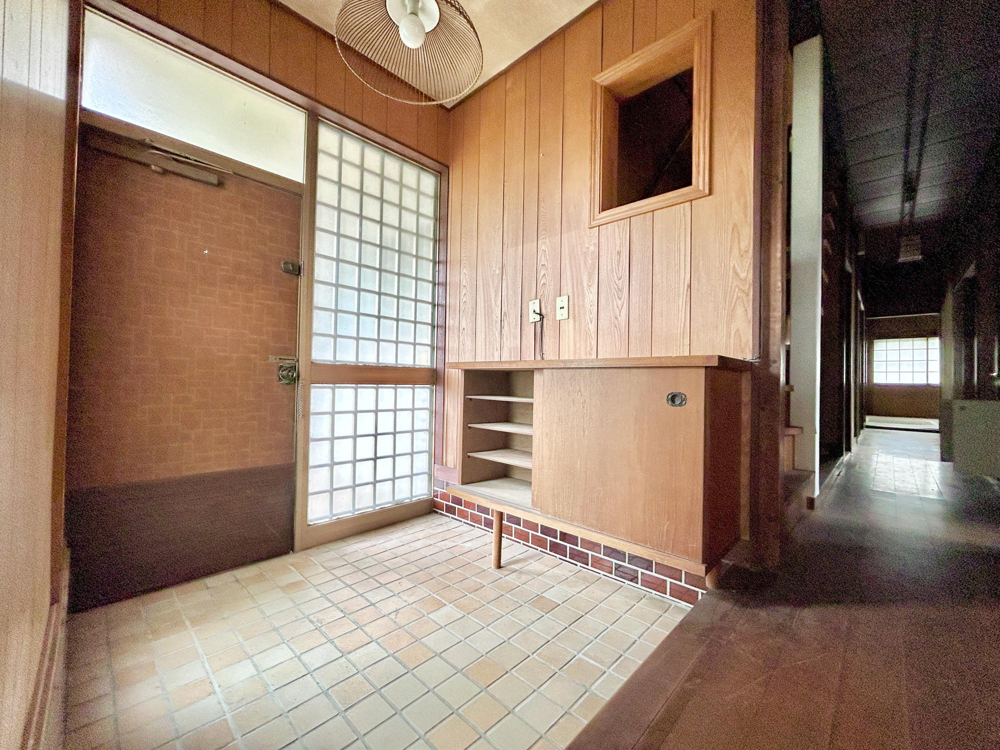 前橋市ぬで島町　中古戸建の玄関|"住まう人も来客も入った時にワクワクさせてくれるオシャレな玄関♪
収納もたっぷりあるので、靴がたくさんあっても安心！
気持ちの良い朝は、毎日ここからスタートしていきます♪"
