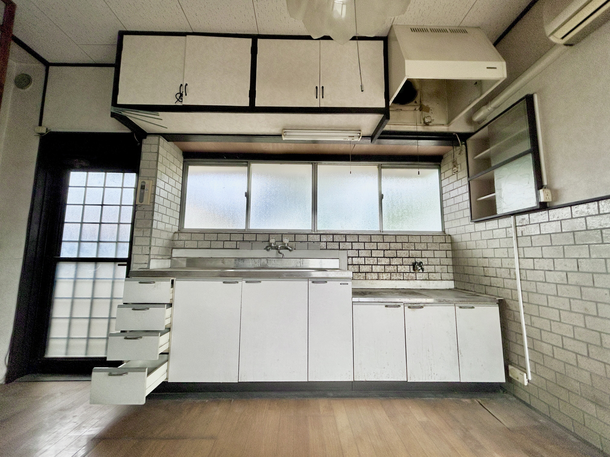 前橋市ぬで島町　中古戸建のキッチン|"収納が多いのでキッチンの上は常にきれいに保てます！！
お料理がしたくなるそんな嬉しい・楽しいキッチンです♪"
