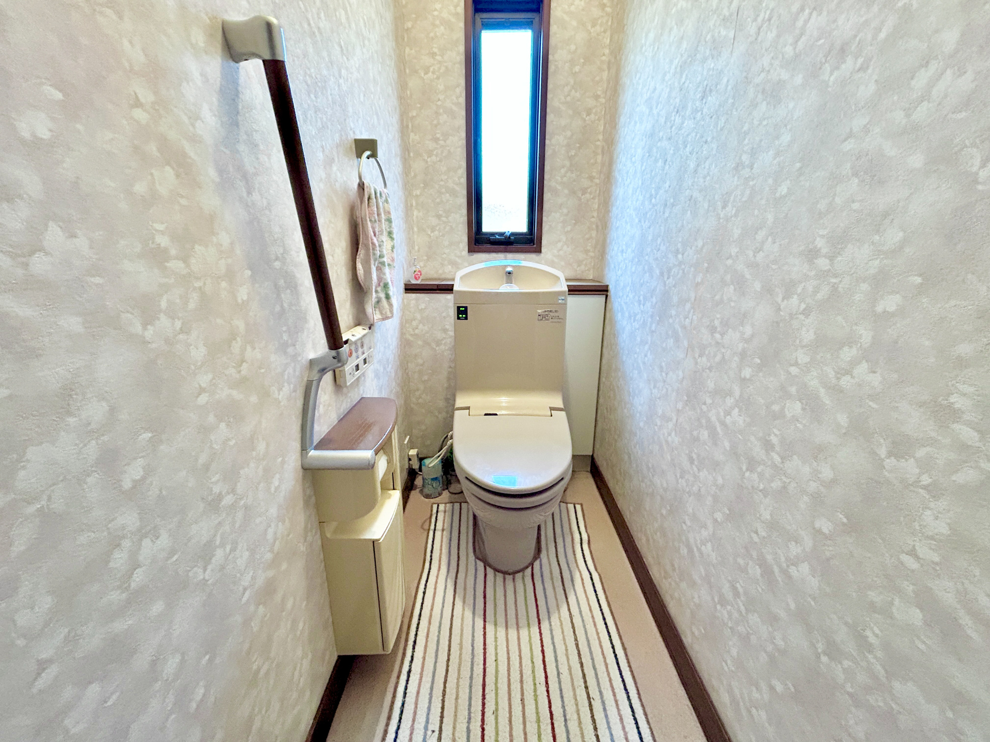 前橋市岩神町　中古住宅のトイレ|トイレには、今では当たり前の洗浄便座付き。収納や手すりもついており安心です♪