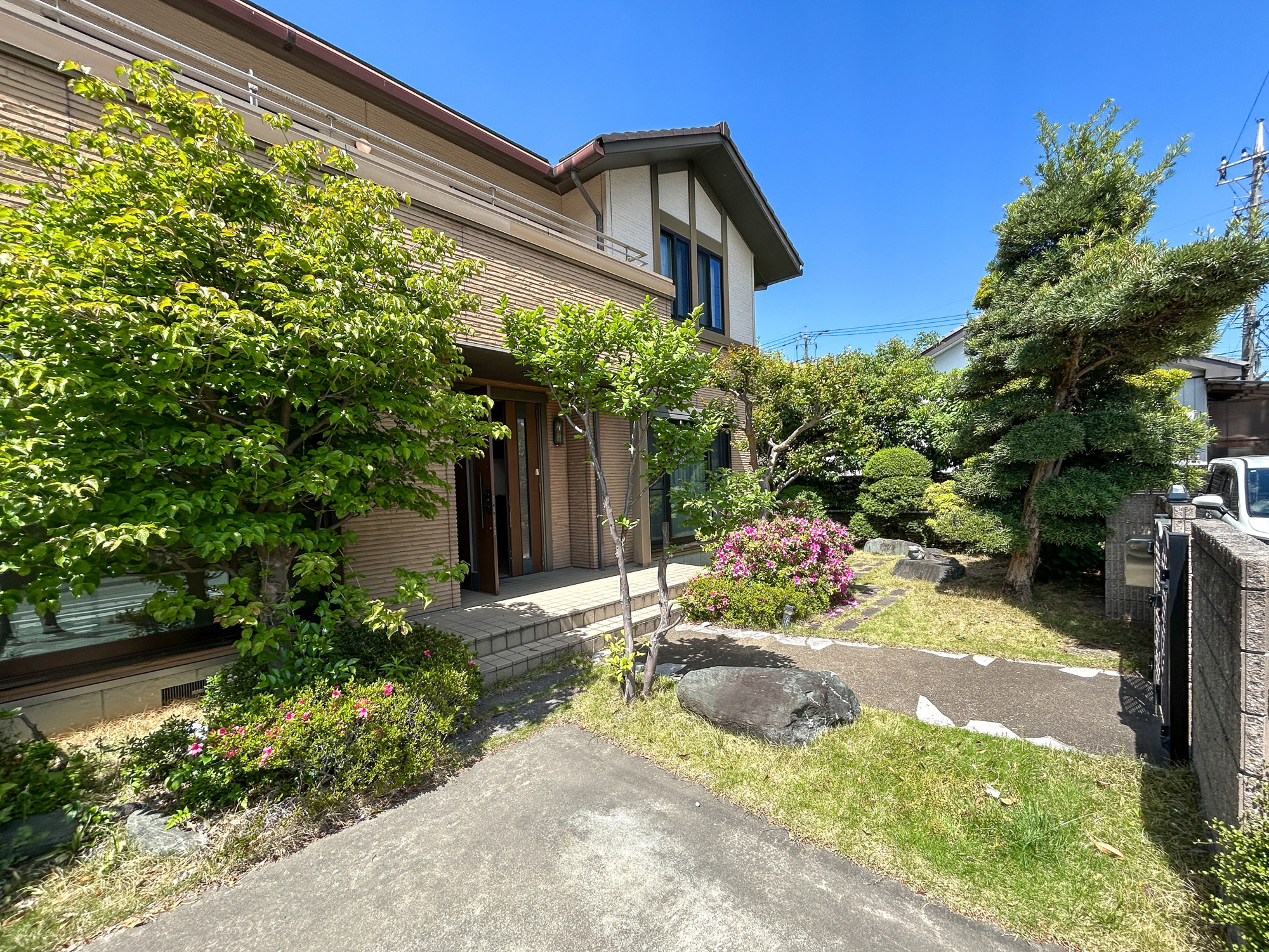前橋市岩神町　中古住宅の庭|お庭には植栽や芝が施工済みで緑の色が安らぎを感じさせます♪
