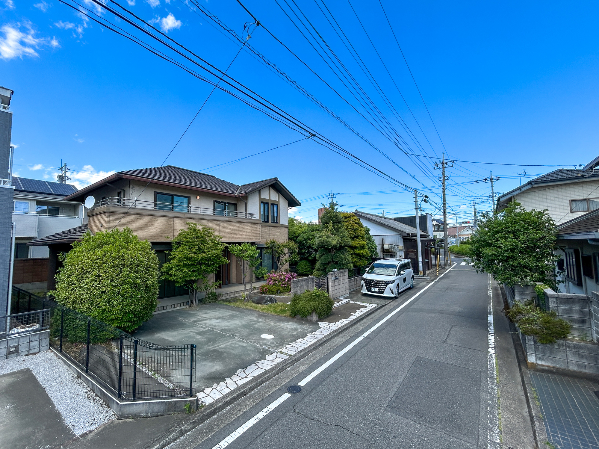 前橋市岩神町　中古住宅の前面道路含む現地写真|閑静な住宅地で子育て家族にピッタリ。毎日のお散歩も快適な緑に恵まれたエリアで、自然に包まれた穏やかな暮らしを実現するための、ゆとりある住環境が整っています。

