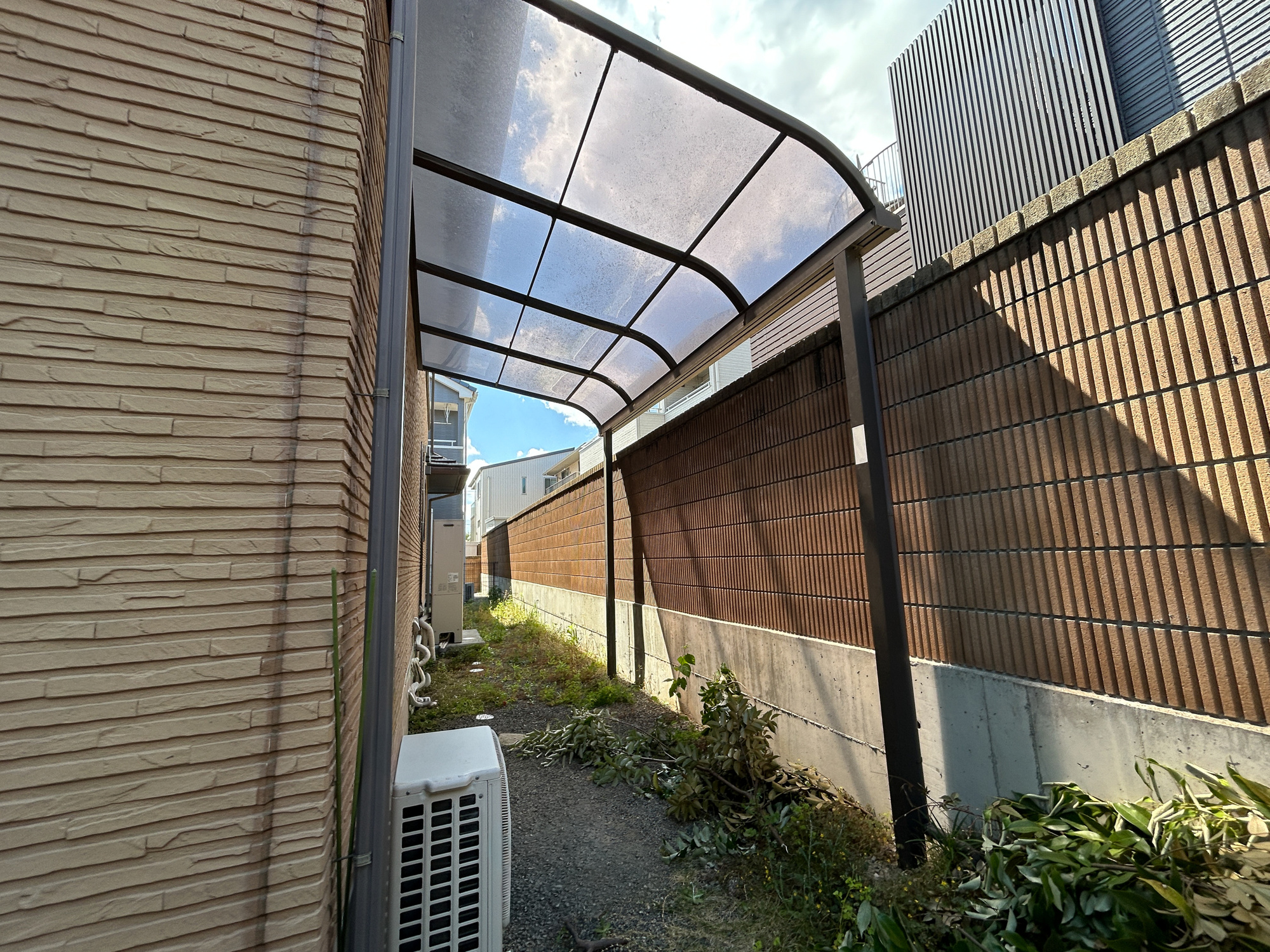前橋市岩神町　中古住宅の設備|建物北側にはサンルーフ設置。雨に濡れたくないタイヤや自転車も置くことができます♪