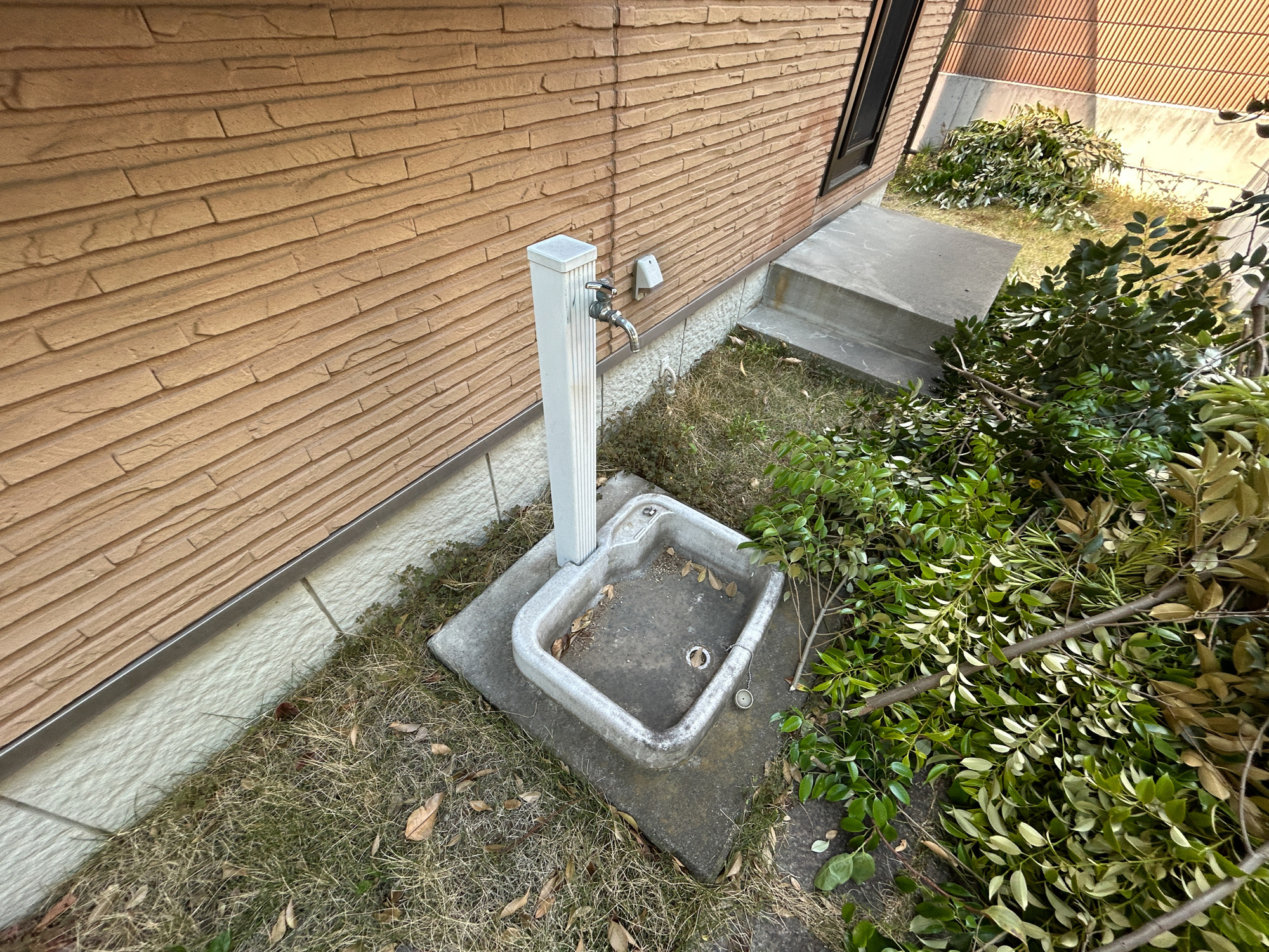 前橋市岩神町　中古住宅の設備|お庭には、立水栓があるのでお子様のお庭遊び後もすぐに手洗いが可能です♪						
						
