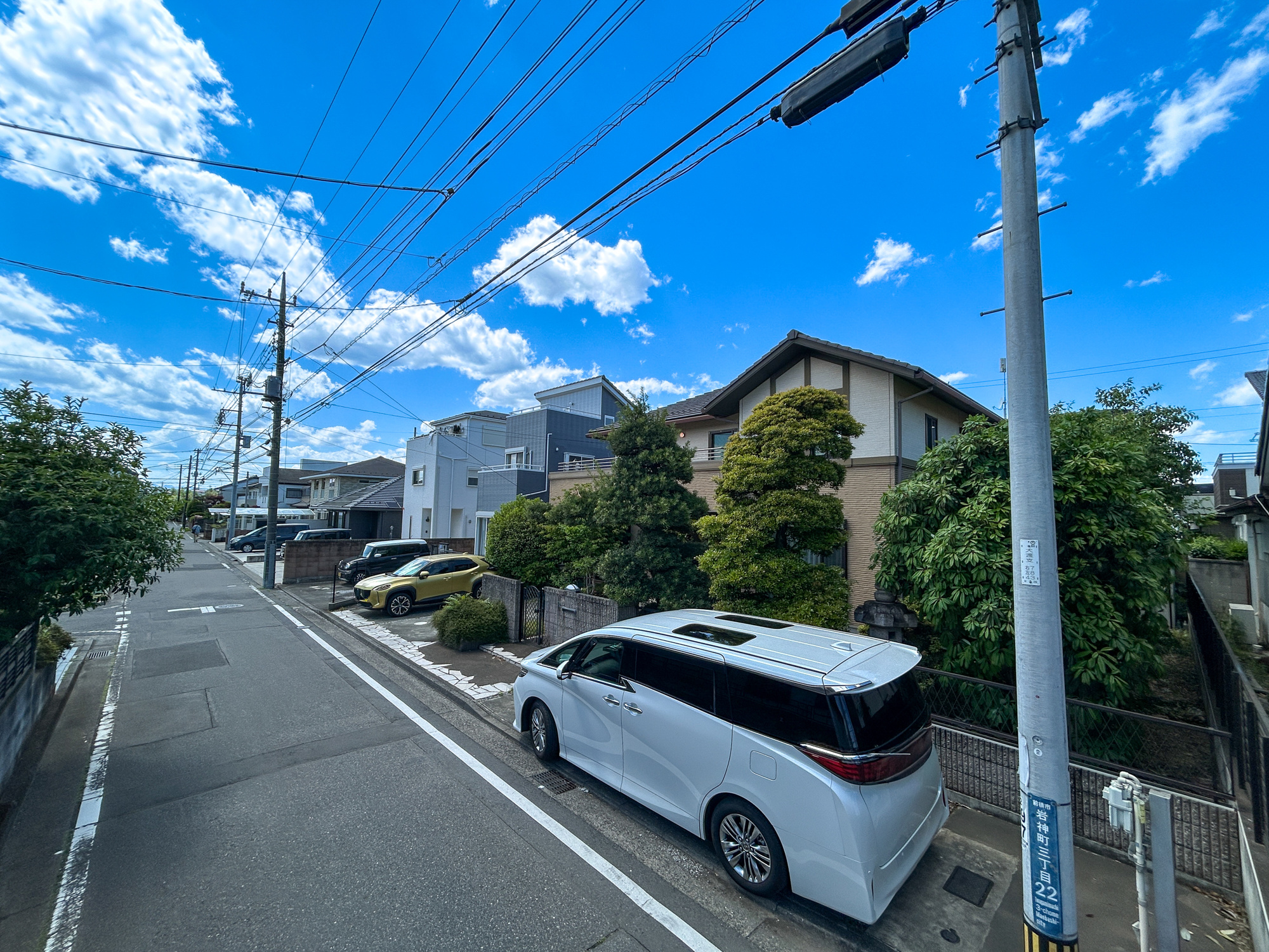 前橋市岩神町　中古住宅の前面道路含む現地写真|閑静な住宅街なので、周囲の住宅街とも程よい距離があります。習い事の練習なども安心して取り組めます。

