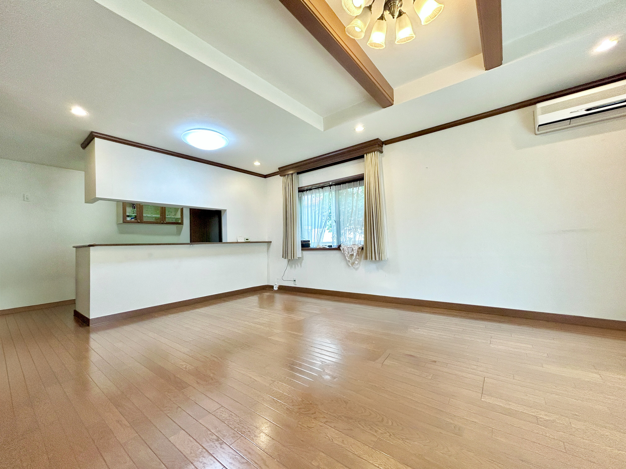 前橋市岩神町　中古住宅の居間・リビング|家族の笑い声が聞こえてきそうな大空間♪大きめのLDKはそれだけで心が和みます。家族揃ってリビングで過ごすお休みの日が、楽しみになる場所となることでしょう。
