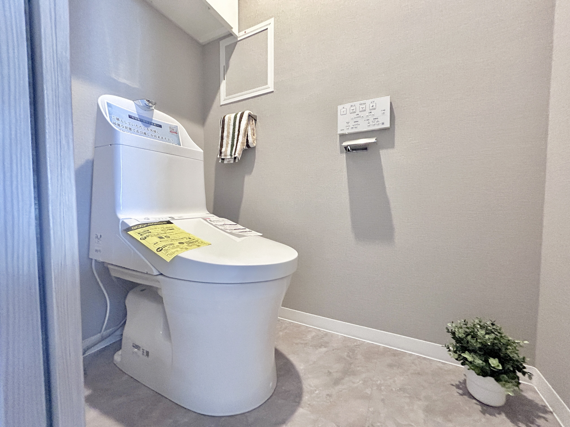 ダイアパレス前橋　中古マンションのトイレ|節水型でエコなトイレには、今では当たり前の洗浄付き。便座を温める機能もついていて、居心地良くてトイレから出られなくなるかも！換気用に換気扇はもちろん、窓も着いているので常に快適ですね♪

