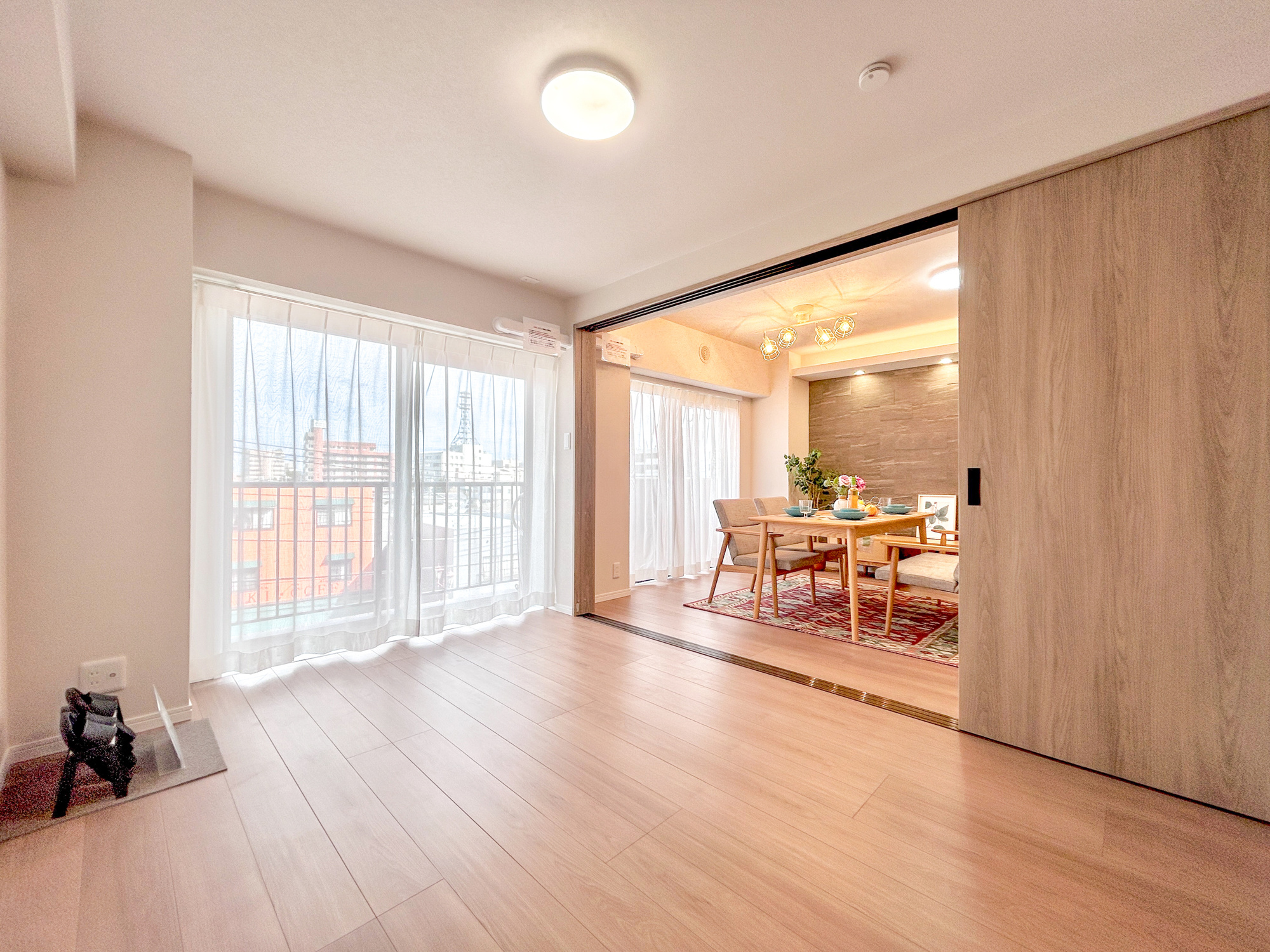 ダイアパレス前橋　中古マンションの洋室|LDKと隣接した洋室。
大きな窓からたっぷりと陽光が注がれる明るい空間で温かみのあるお部屋です♪
