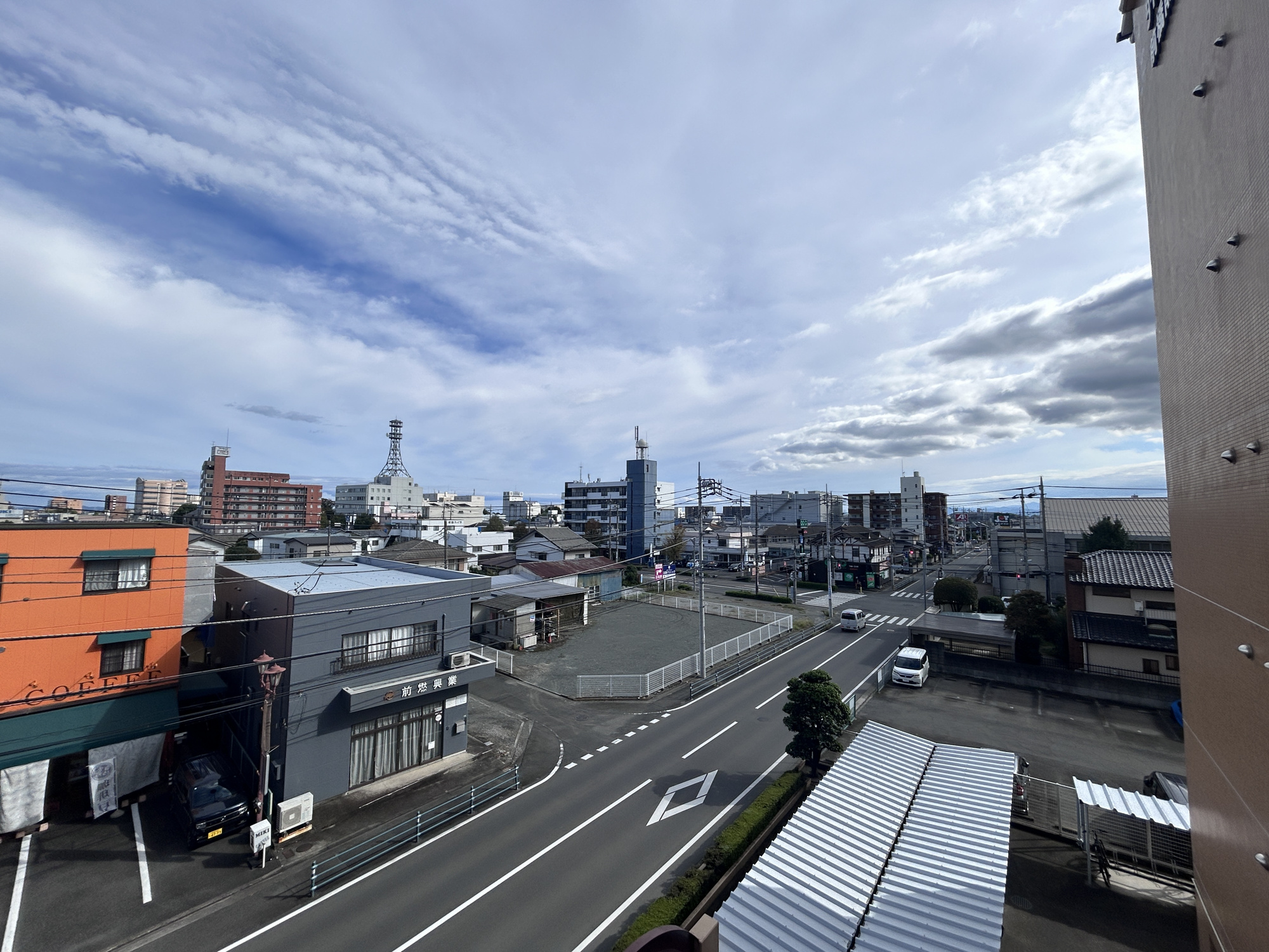 ダイアパレス前橋　中古マンションの展望|低層の一戸建てを中心とした街並みが整然と続き、周辺は高い建物が建っていないので、採光や開放性に恵まれ、空が広く緑の多い閑静な趣を感じる環境です。
