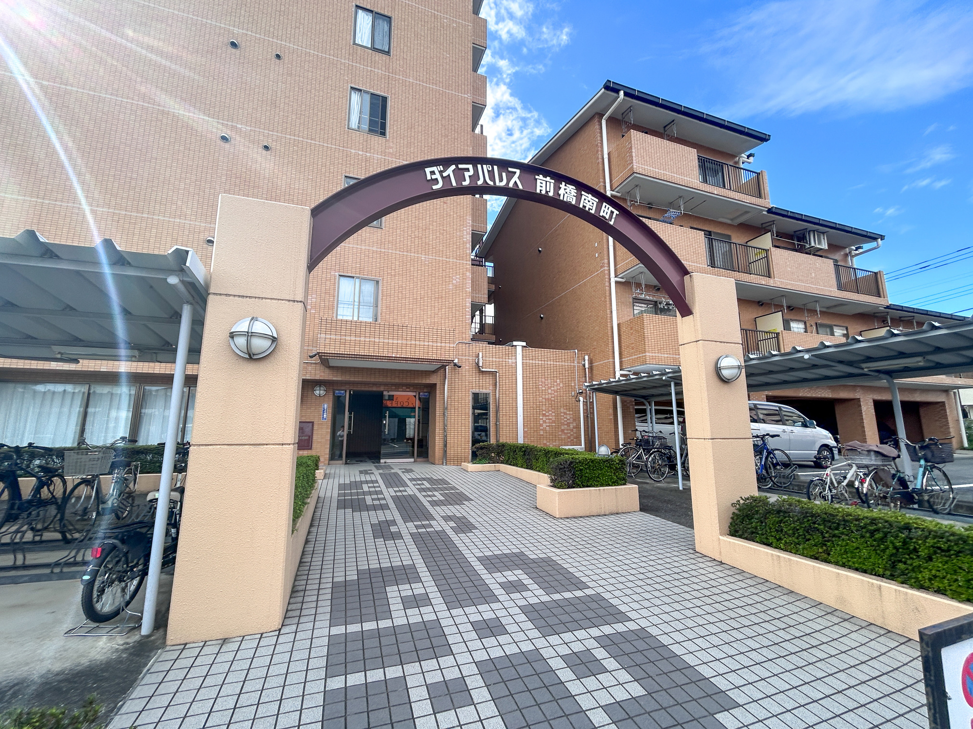 ダイアパレス前橋　中古マンション|住まいの第一印象を決めるエントランス。明るく開放的な空間で、毎日の帰宅が楽しみになりそうですね♪