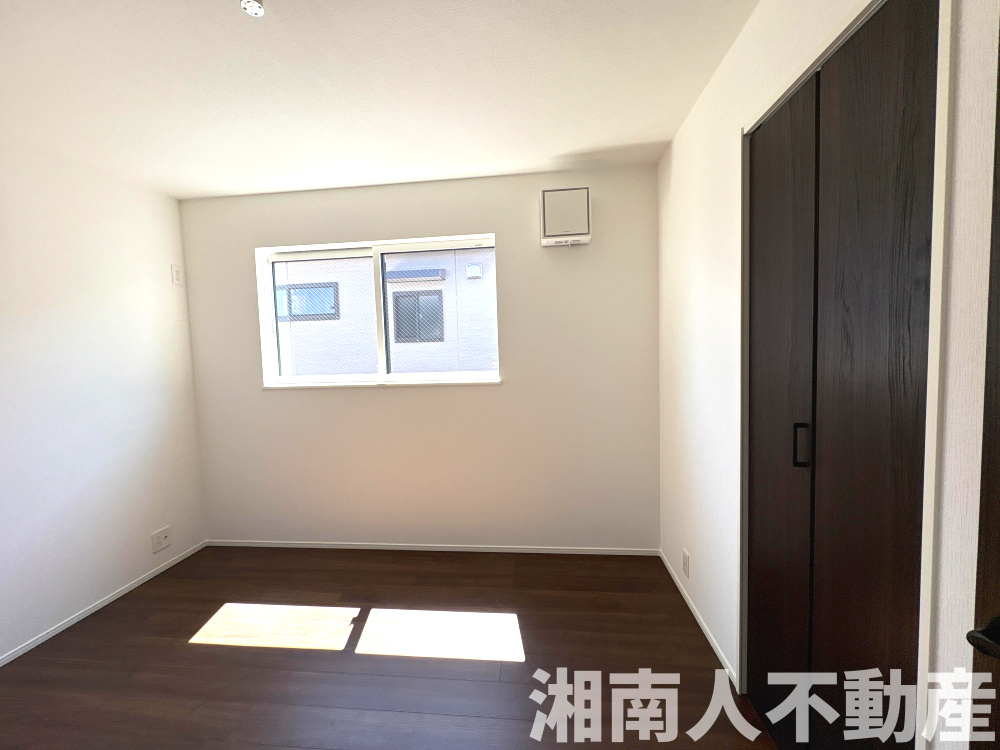 平塚市山下1丁目　新築戸建　全2棟の洋室|落ち着いた色調の洋室です