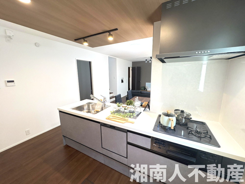 平塚市山下1丁目　新築戸建　全2棟のキッチン|コンパクトなキッチンで掃除もラクラク