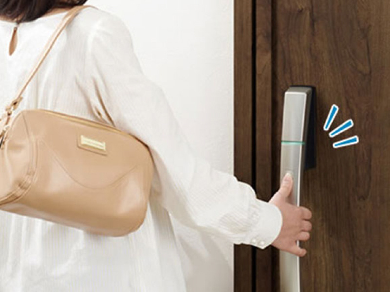 【設備画像：スマートコントロールキー（YKK AP）】付属のリモコンキーは、カバンに入れた状態でワンタッチ開錠可能！また非常用カギが内蔵されているので、停電時も安心してお使いいただけます。