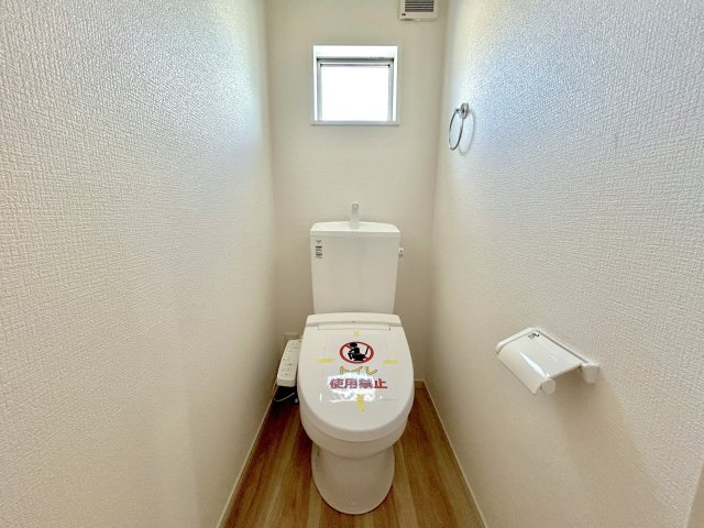 宇都宮市今宮５期　新築住宅全１棟のトイレ|【同社施工例】節水性能の高いトイレはもちろんウォシュレット付き♪便器のフチがないタイプなので、お掃除もサッとひと拭きでOK！