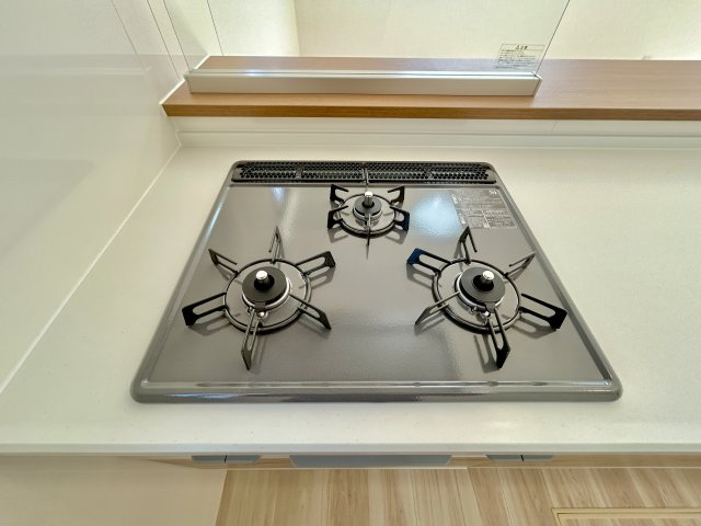 宇都宮市今宮５期　新築住宅全１棟のその他|3口のコンロで左右のコンロで調理中に煮物の温め直しが出来る、湯沸かしや炊飯などがしやすいなどとても便利です♪
