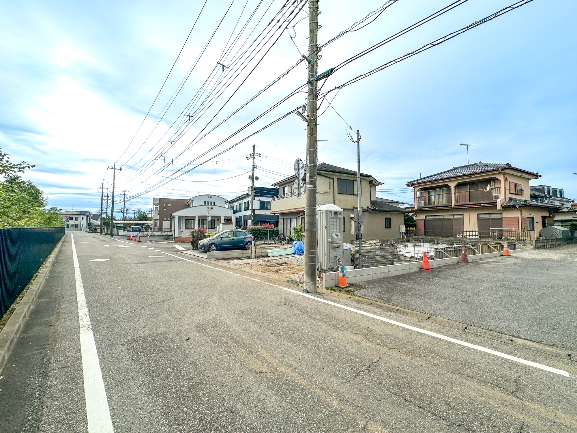 宇都宮市今宮５期　新築住宅全１棟の前面道路含む現地写真|低層の一戸建てを中心とした街並みが整然と続き、周辺は高い建物が建っていないので、採光や開放性に恵まれ、空が広く緑の多い閑静な趣を感じる環境です。
