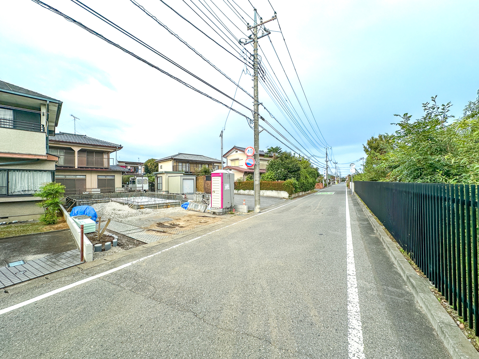宇都宮市今宮５期　新築住宅全１棟の前面道路含む現地写真|前面道路は閑静な住宅地をはしる車通りの少ない道路。お車の出し入れが苦手なママや小さなお子様にも安心ですね。しっかり舗装もされているので、ベビーカーや自転車で通っても快適に通行できます。