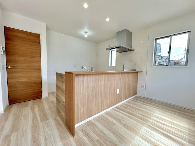 宇都宮市今宮５期　新築住宅全１棟のキッチン|【同社施工例】ダイニングからワークスペースを見渡せる、見せるキッチン。ダイニングとの空間のつながりが、スペースのゆとりを生み出します♪