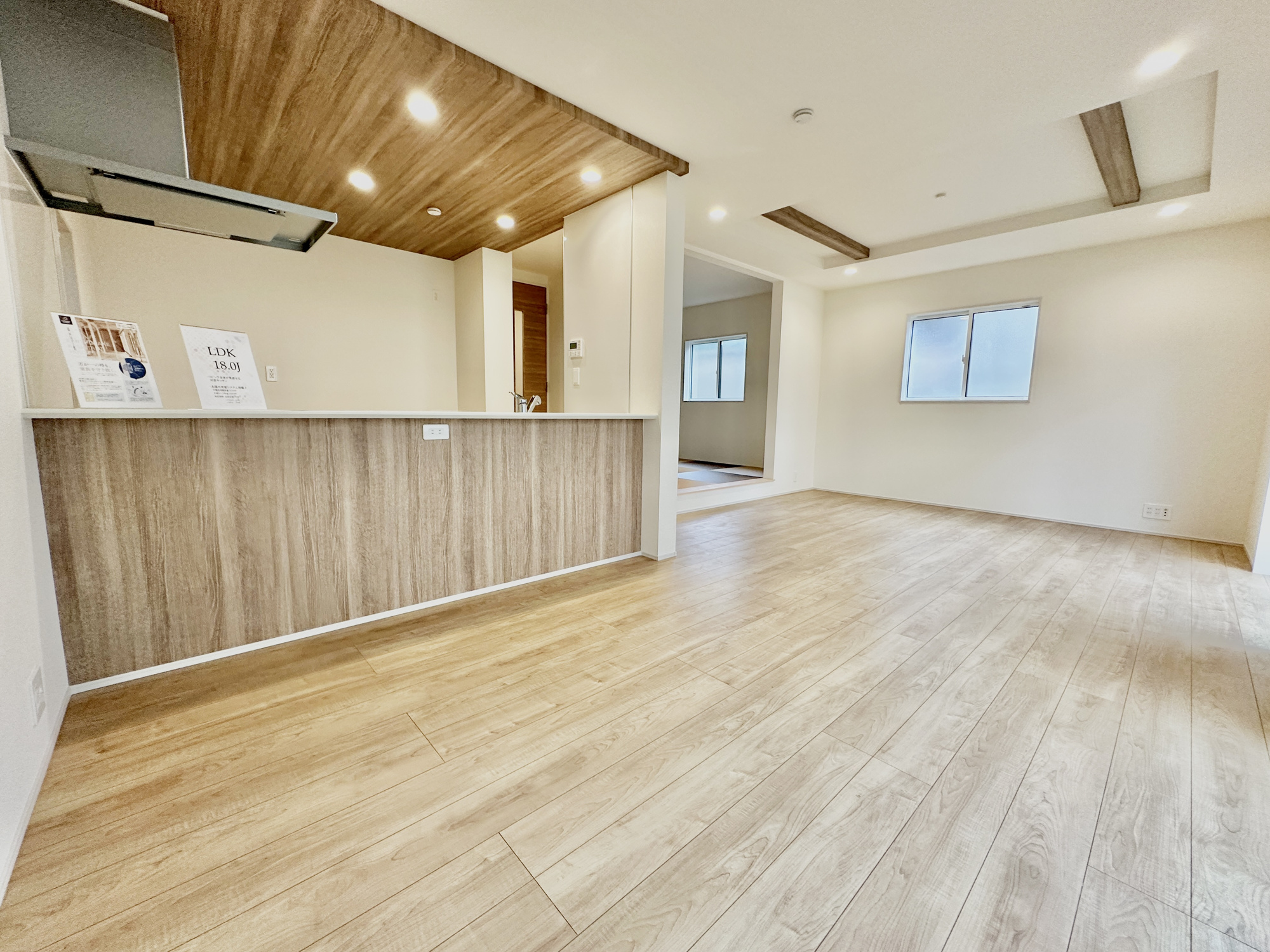 宇都宮市双葉２丁目２期　新築住宅全２棟の居間・リビング|【同社施工例】ダイニングからワークスペースを見渡せる、見せるキッチン。ダイニングとの空間のつながりが、スペースのゆとりを生み出します♪