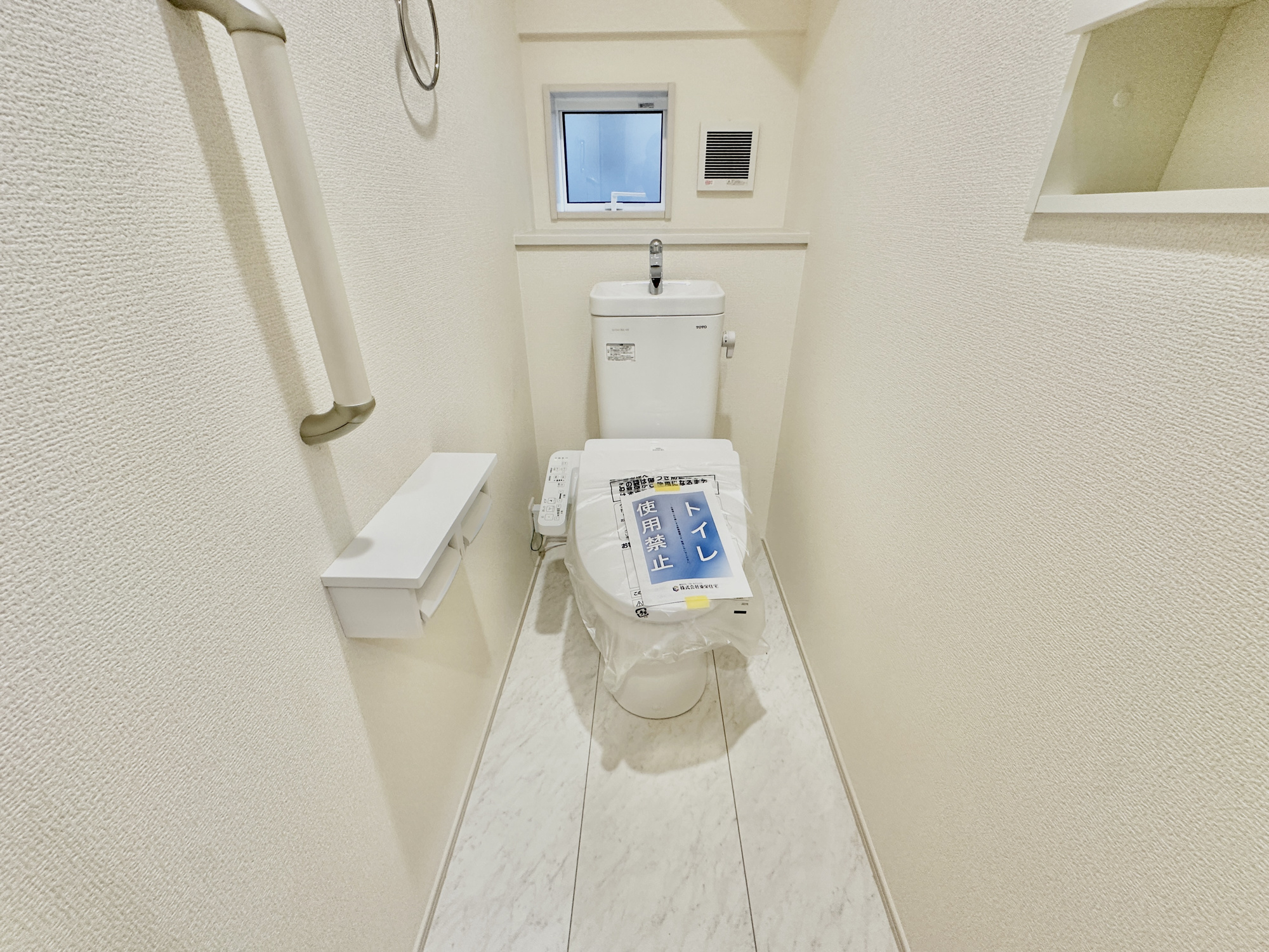 宇都宮市双葉２丁目２期　新築住宅全２棟のトイレ|【同社施工例】節水型でエコなトイレには、今では当たり前の洗浄付き。便座を温める機能もついていて、居心地良くてトイレから出られなくなるかも！換気用に換気扇はもちろん、窓も着いているので常に快適ですね♪