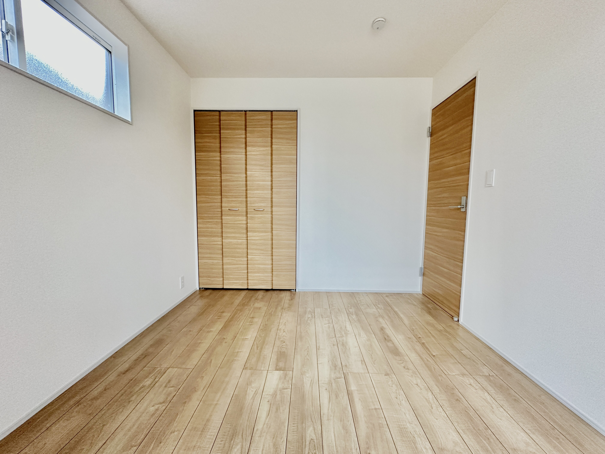 宇都宮市双葉２丁目２期　新築住宅全２棟の子供部屋|【同社施工例】広々とした居住空間は日々の暮らしを彩り、心のやすらぎと満足感を与えてくれます。通風と採光を考慮した設計は子供たちはのびのび育ち、家族でくつろぎと団らんを生み出します。