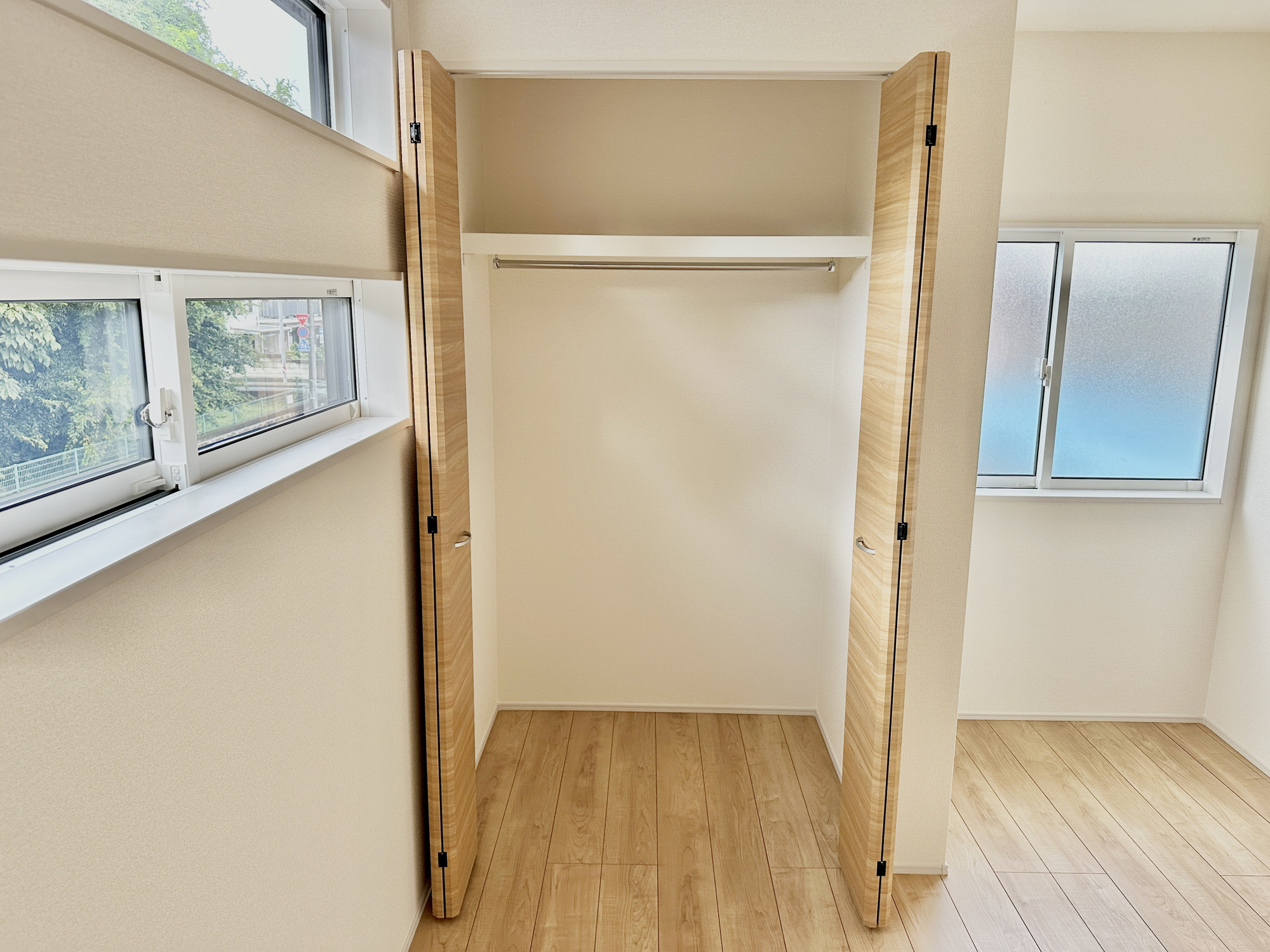 宇都宮市双葉２丁目２期　新築住宅全２棟の収納|【同社施工例】枕棚とハンガーパイプが標準装備の機能的なクローゼットは、大切なお洋服をきれいな状態で収納できます！
また、収納ボックスなどを配置して使えば、多様な使い方が出来、収納の幅が広がります！