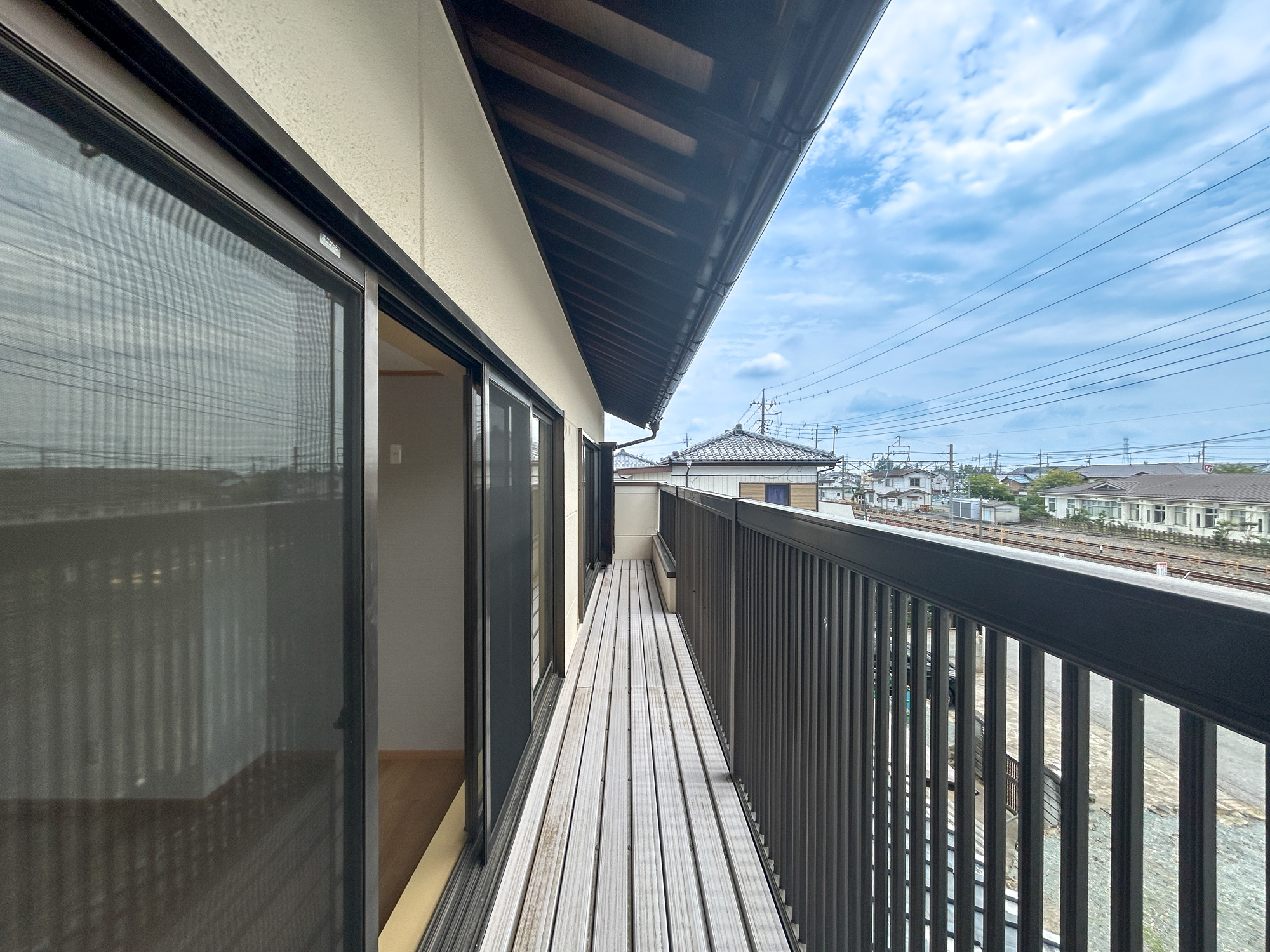 伊勢崎市境百々東　中古住宅のバルコニー|開放的なバルコニーは見晴らしもよく、太陽の温かな温もりをめいっぱい受け止めてくれます。太陽の光と爽やかな風を受けたお洗濯物はあっという間に乾き、取りこむ時には太陽の匂いを感じられそうですね。