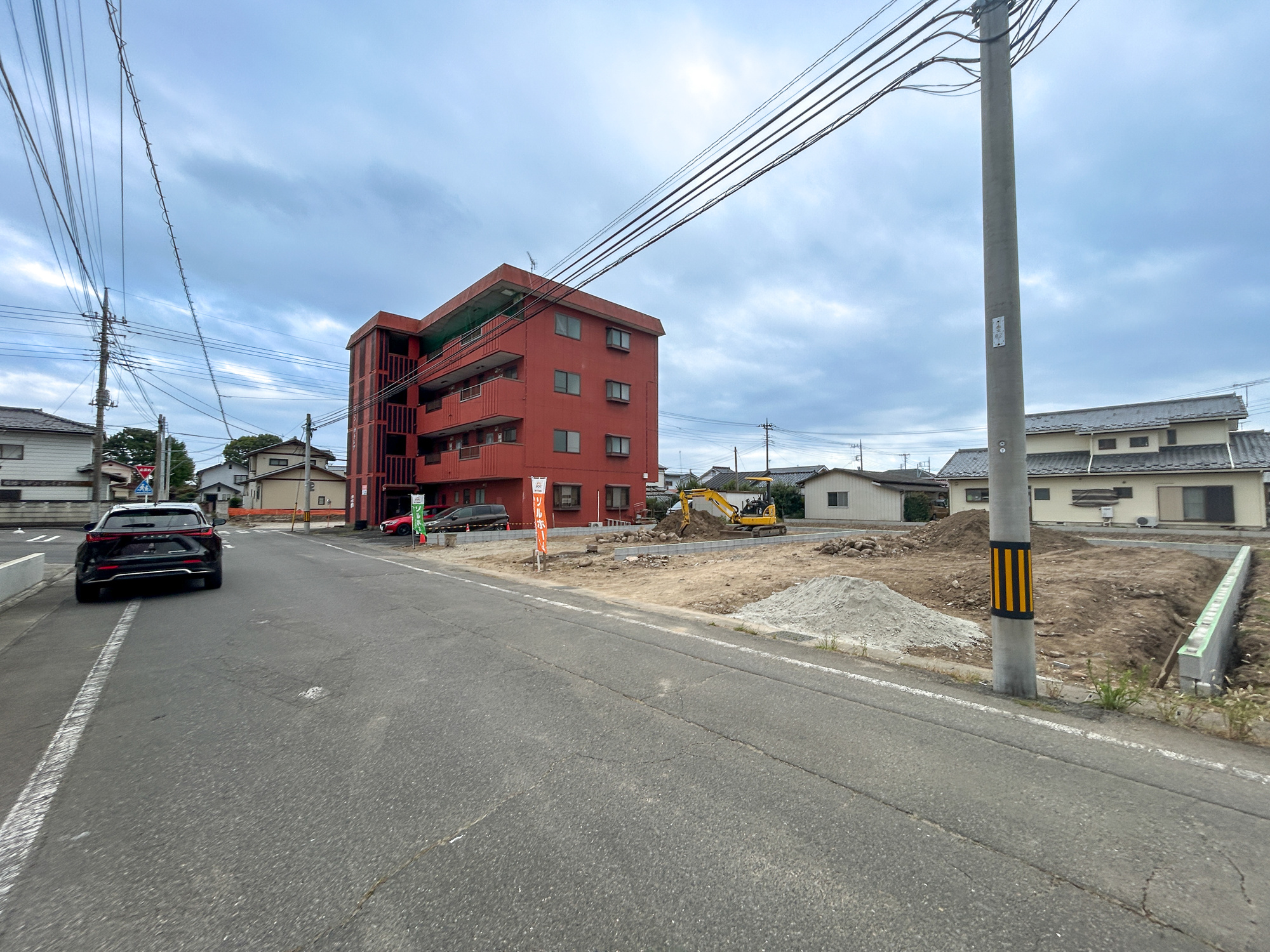前橋市前箱田町　新築住宅全2棟の前面道路含む現地写真|低層の一戸建てを中心とした街並みが整然と続き、周辺は高い建物が建っていないので、採光や開放性に恵まれ、空が広く緑の多い閑静な趣を感じる環境です。

