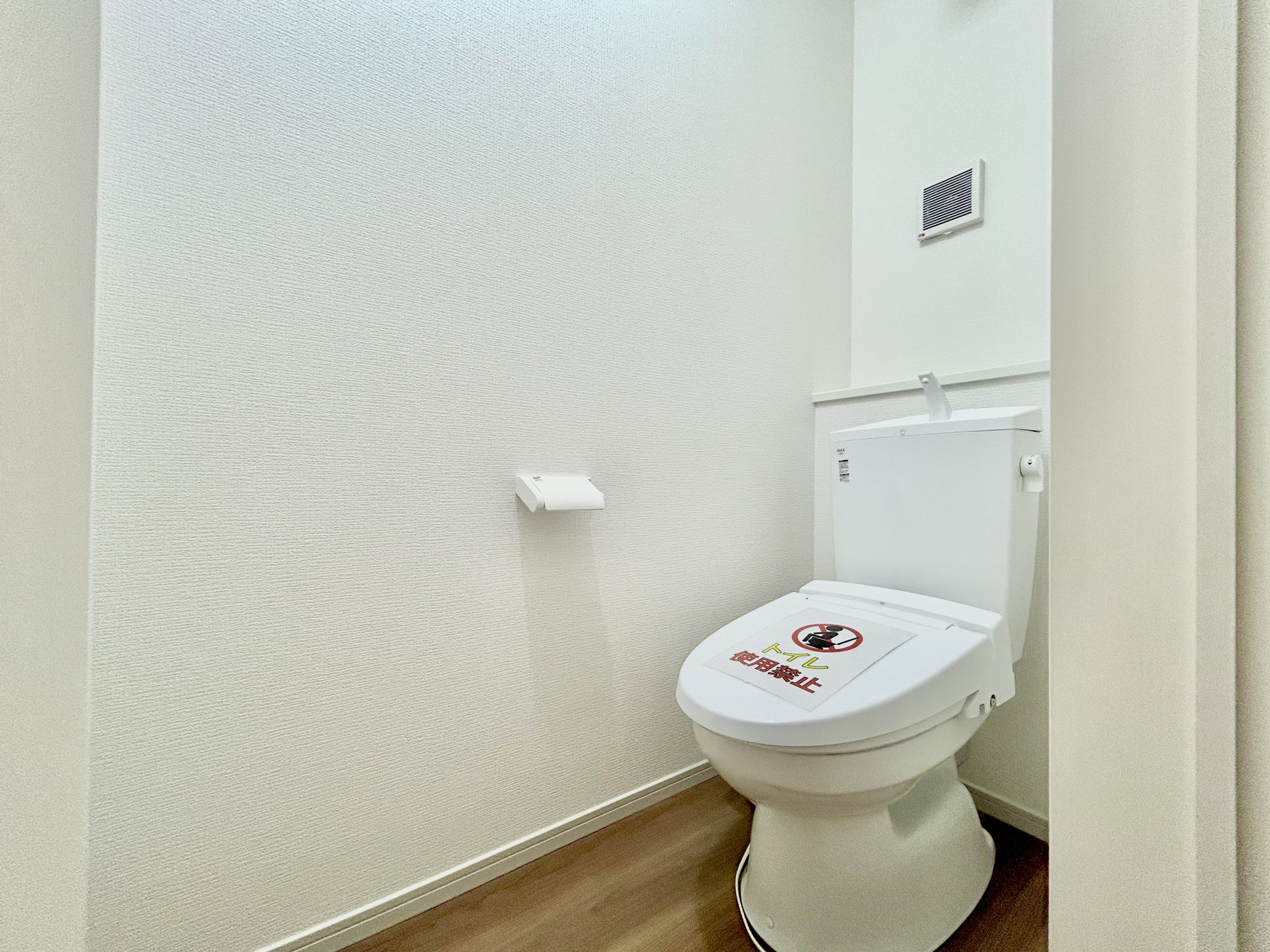 前橋市下新田町1期　新築住宅全3棟のトイレ|節水型でエコなトイレには、今では当たり前の洗浄付き。便座を温める機能もついていて、居心地良くてトイレから出られなくなるかも！換気用に換気扇はもちろん、窓も着いているので常に快適ですね♪