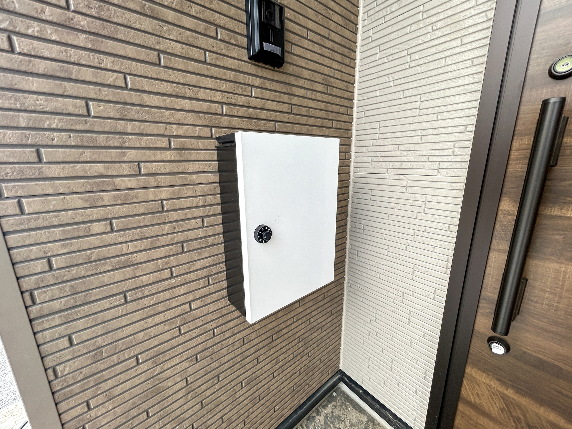 前橋市下新田町1期　新築住宅全3棟の設備|玄関わきに設置された郵便ポスト。玄関近くで取り出しにお庭まで行かずとも取れますね。