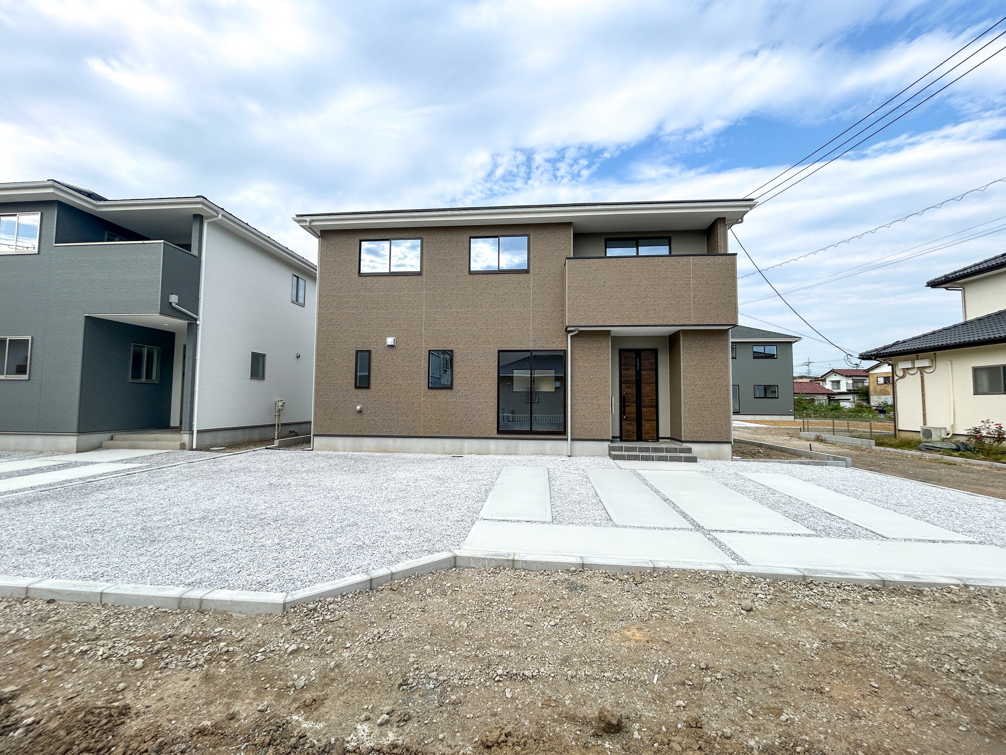 前橋市下新田町1期　新築住宅全3棟の駐車場|充分な駐車スペースはアレンジが出来る程のスペースがあります。お庭として利用も良しです♪