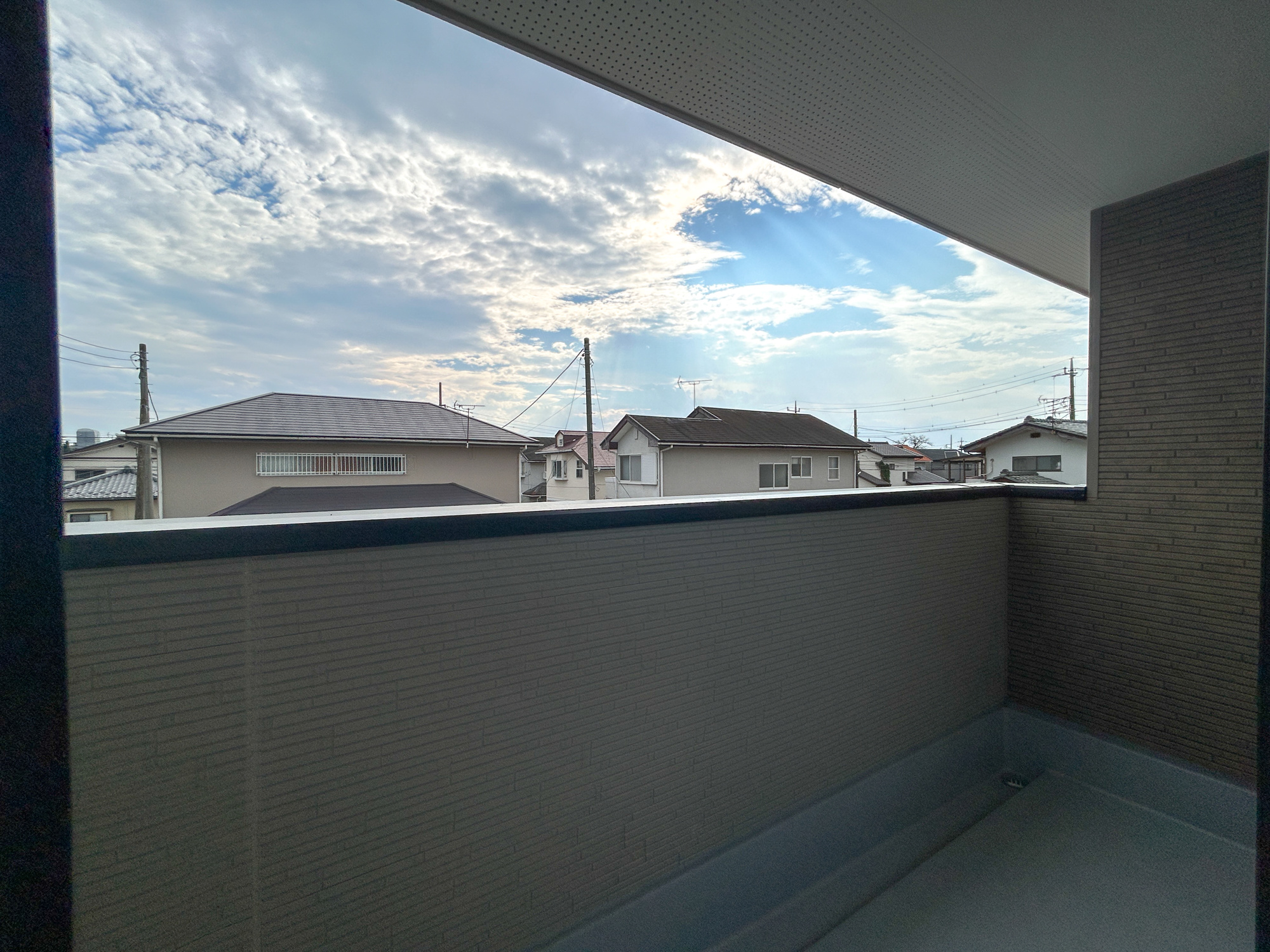 前橋市下新田町1期　新築住宅全3棟のバルコニー|南向きで陽当りの良いバルコニーは、物干しセットを追加すれば、一度にたくさんのお洗濯物が干せるのが魅力！バルコニーは洗濯物を干すだけの場所じゃなく、家族のゆとりのある時間を演出するプライベート空間。