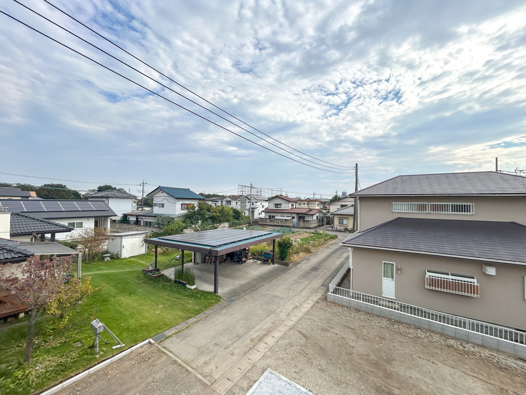 前橋市下新田町1期　新築住宅全3棟の展望|閑静な住宅地で子育て家族にピッタリ。毎日のお散歩も快適な緑に恵まれたエリアで、自然に包まれた穏やかな暮らしを実現するための、ゆとりある住環境が整っています。緑の潤いを感じながらホッと生活できそう。