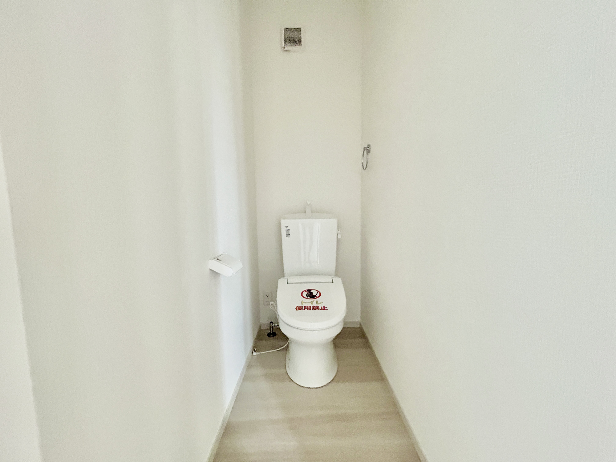 前橋市下新田町1期　新築住宅全3棟のトイレ|節水型でエコなトイレには、今では当たり前の洗浄付き。便座を温める機能もついていて、居心地良くてトイレから出られなくなるかも！換気用に換気扇はもちろん、窓も着いているので常に快適ですね♪