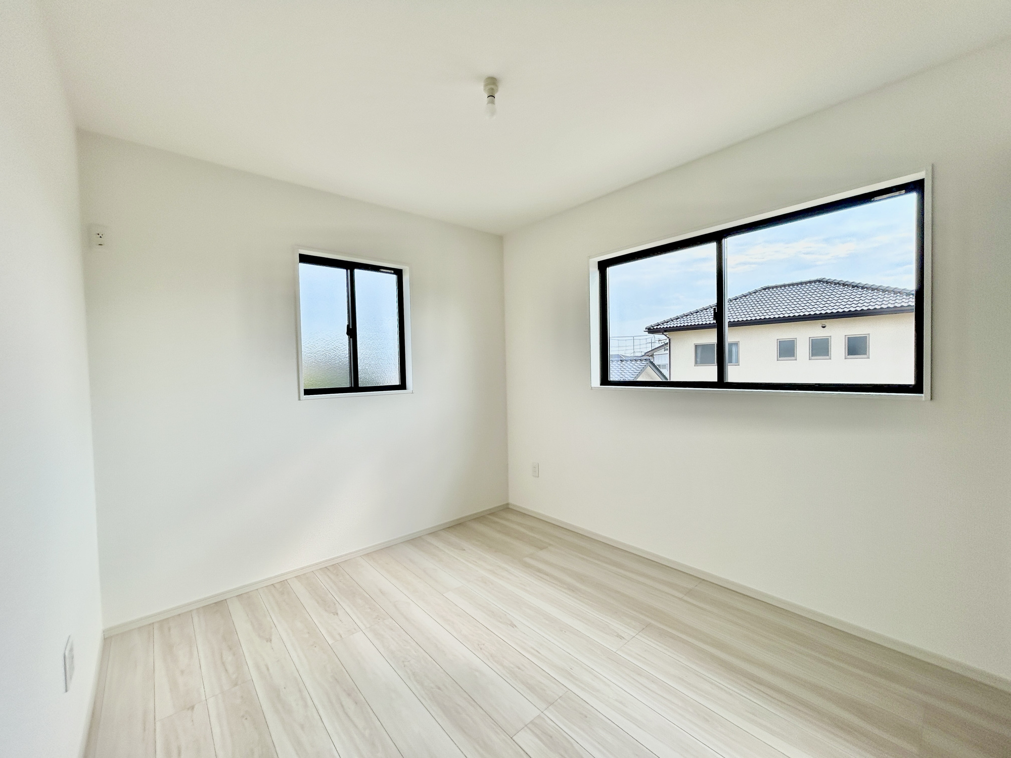前橋市下新田町1期　新築住宅全3棟の洋室|通風・採光にも優れ、心地よい光と風があふれています。 贅沢といえるほどの豊かな居住性と、プライドを満たすクオリティが見事に調和した住空間。