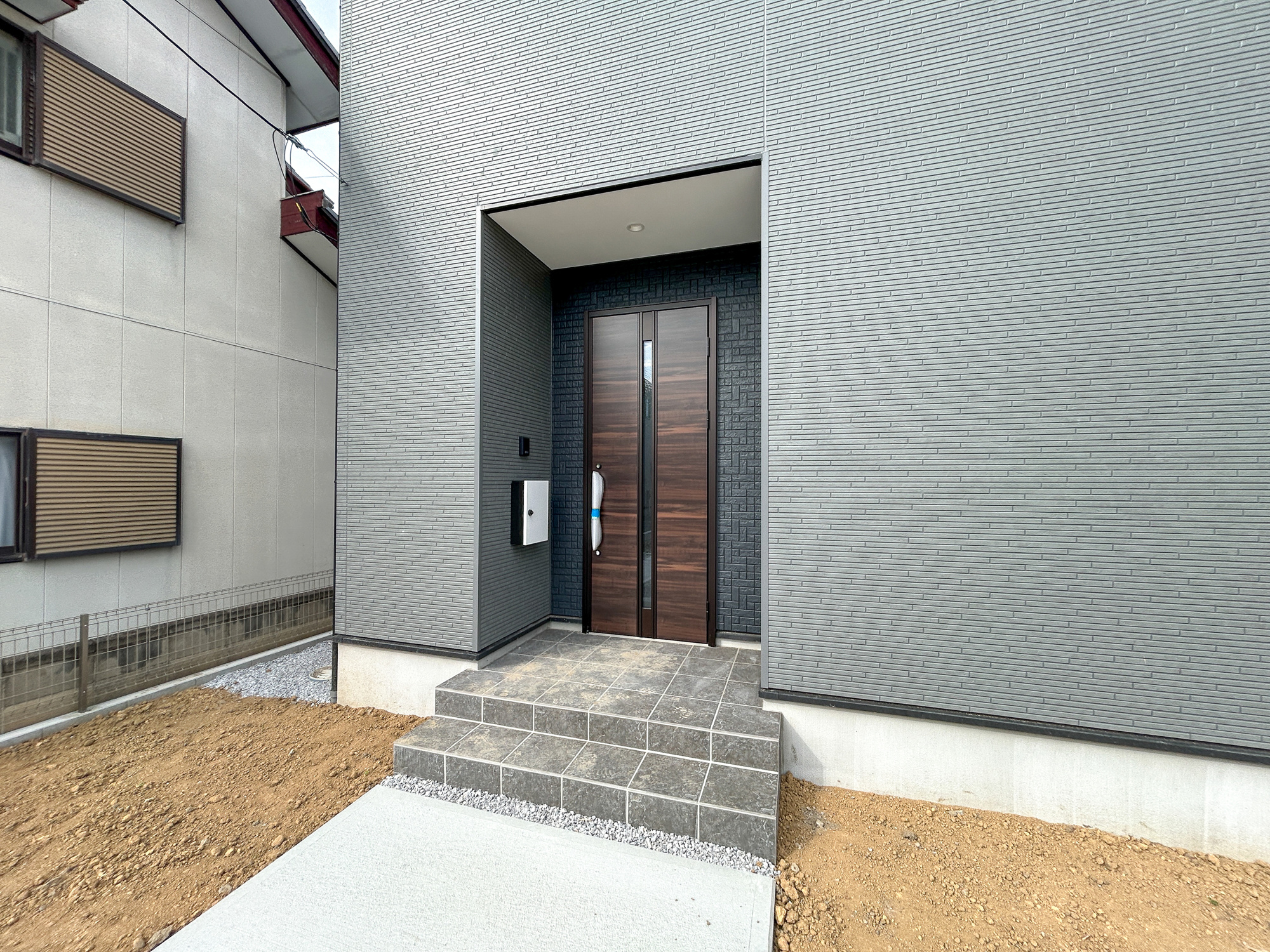 前橋市下新田町1期　新築住宅全3棟の玄関|明るく優しいイメージの玄関アプローチ。玄関上は屋根があるので雨の心配いらず♪