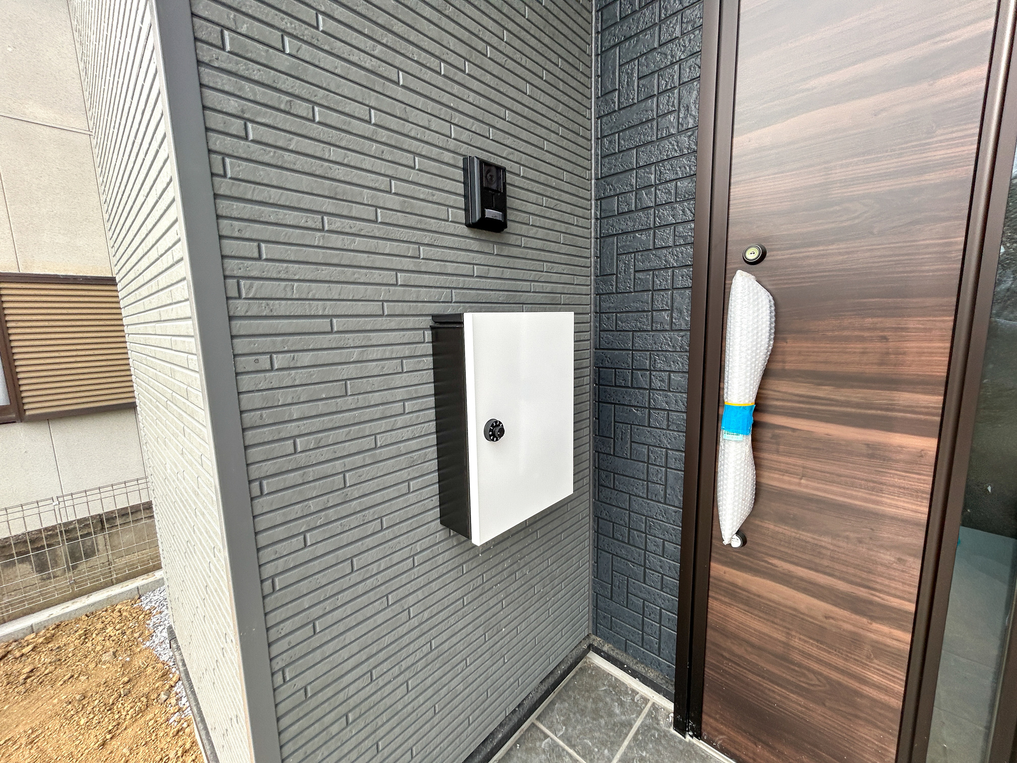 前橋市下新田町1期　新築住宅全3棟の設備|玄関わきに設置された郵便ポスト。玄関近くで取り出しにお庭まで行かずとも取れますね。