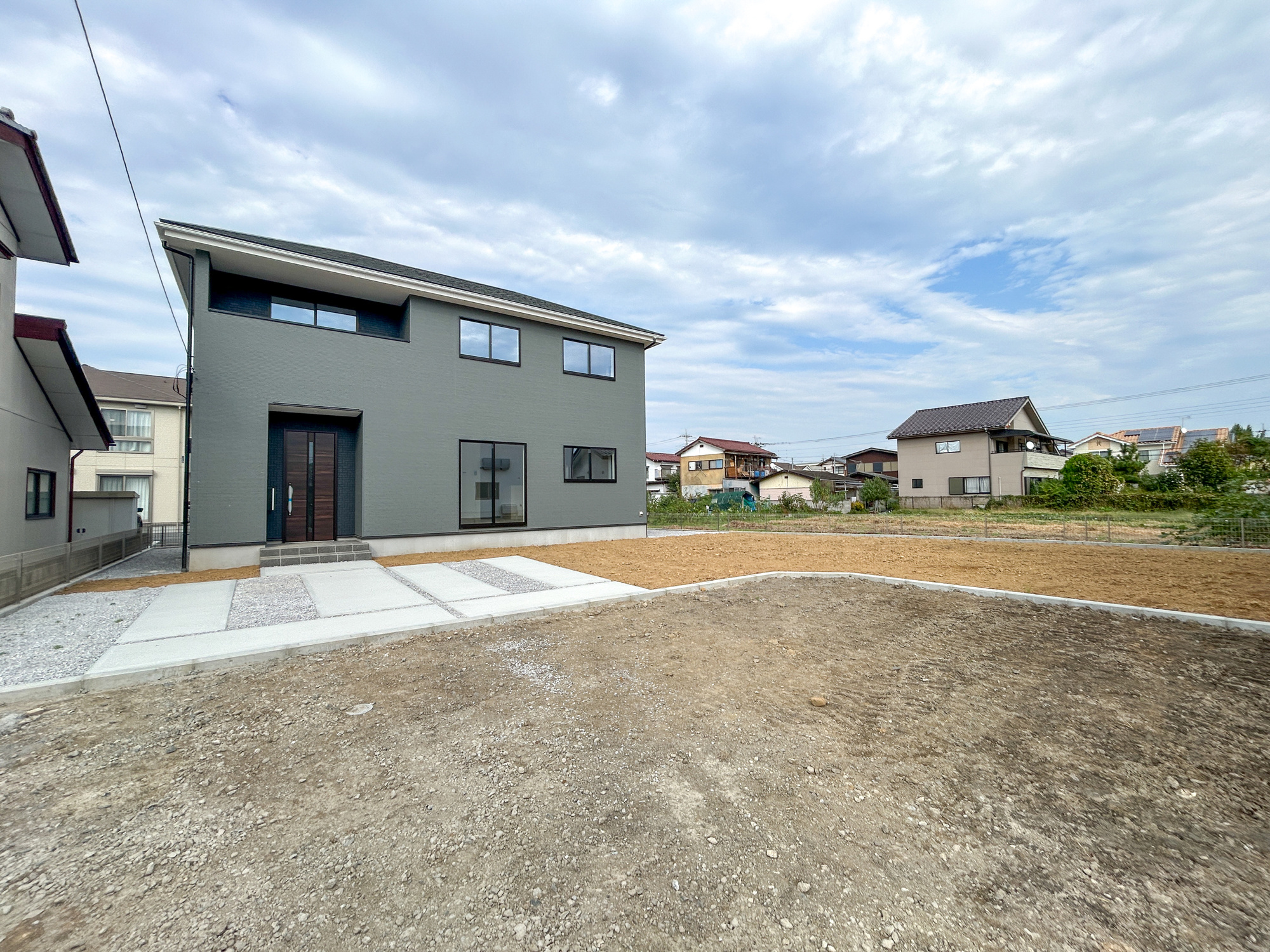 前橋市下新田町1期　新築住宅全3棟の駐車場|車庫土間施工済み、駐車2台可能です(^^♪