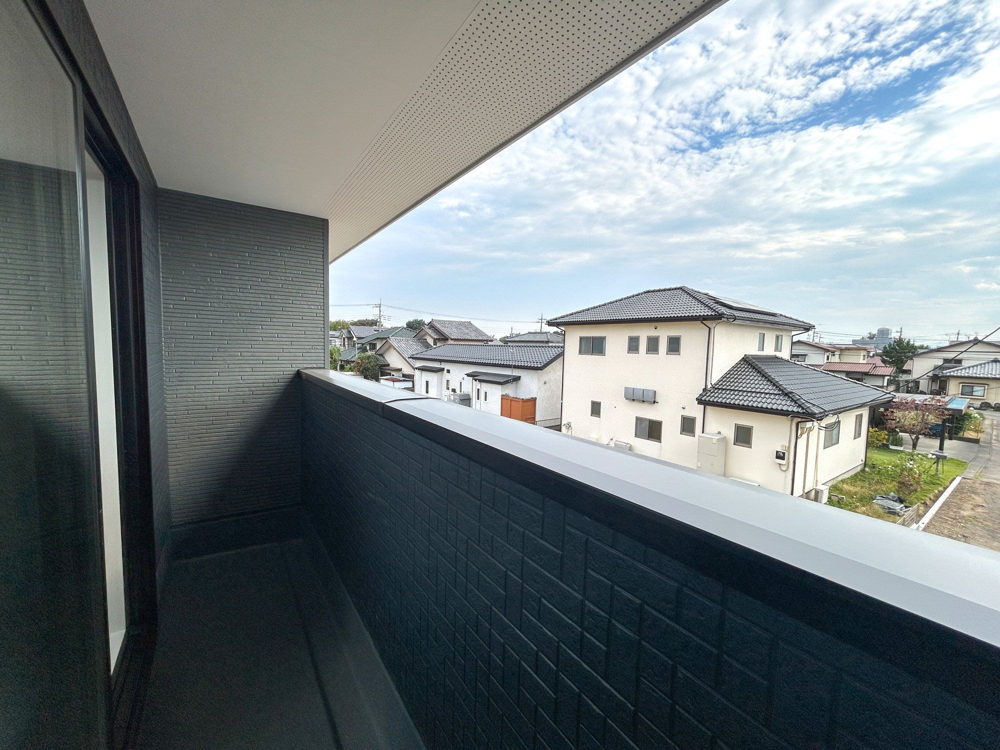 前橋市下新田町1期　新築住宅全3棟のバルコニー|開放的なバルコニーは見晴らしもよく、太陽の温かな温もりをめいっぱい受け止めてくれます。太陽の光と爽やかな風を受けたお洗濯物はあっという間に乾き、取りこむ時には太陽の匂いを感じられそうですね。