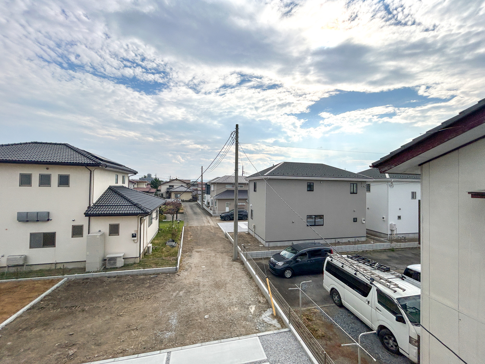 前橋市下新田町1期　新築住宅全3棟の展望|閑静な住宅地で子育て家族にピッタリ。毎日のお散歩も快適な緑に恵まれたエリアで、自然に包まれた穏やかな暮らしを実現するための、ゆとりある住環境が整っています。緑の潤いを感じながらホッと生活できそう。