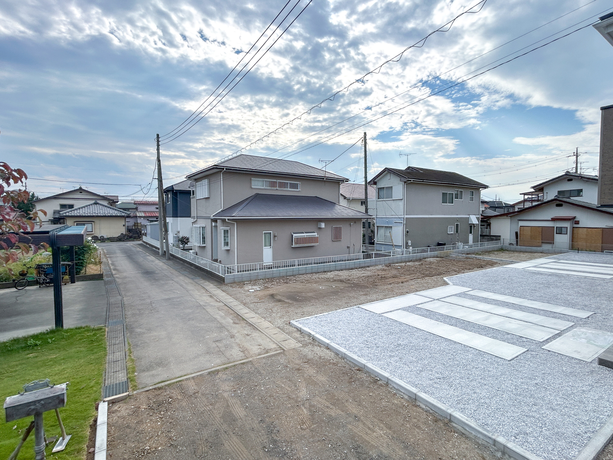 前橋市下新田町1期　新築住宅全3棟の前面道路含む現地写真|低層の一戸建てを中心とした街並みが整然と続き、周辺は高い建物が建っていないので、採光や開放性に恵まれ、空が広く緑の多い閑静な趣を感じる環境です。

