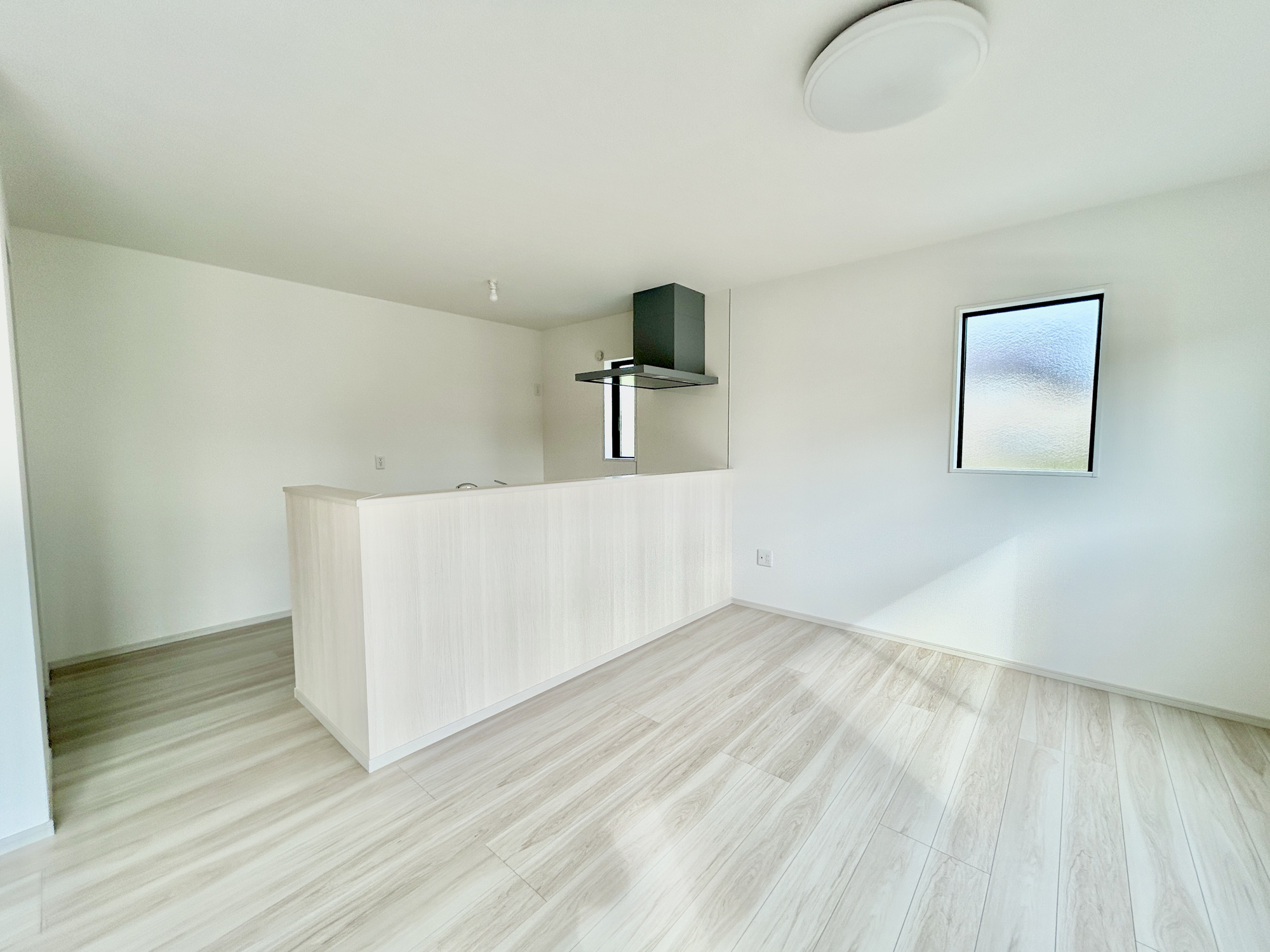 前橋市下新田町1期　新築住宅全3棟の居間・リビング|オープンな空間を生み出す、こだわりの広がりとゆとり。家族と過ごす時間を大切にしたい方にぴったりの明るくゆとりある住空間です。窓からの日差しがリビングの隅々までしっかりと届きます！ 
