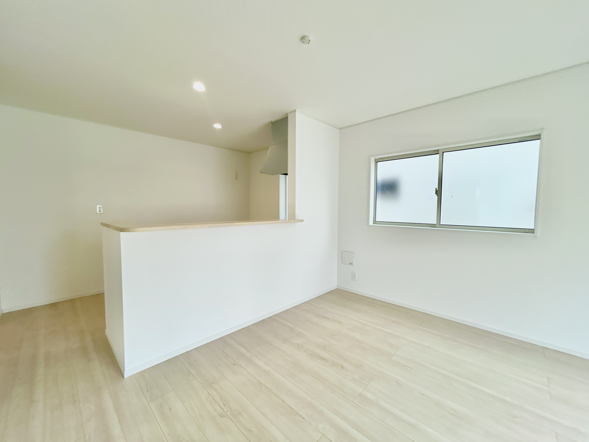 前橋市川原町第4　新築住宅全3棟のキッチン|南側の窓からの日差しがリビングの隅々までしっかりと届きます！ ここにはみんなが集い、食事と楽しい会話が始まる。話に夢中になりすぎて、ついつい時を忘れてしまう。そんな束の間の幸せを感じさせてくれる場所。