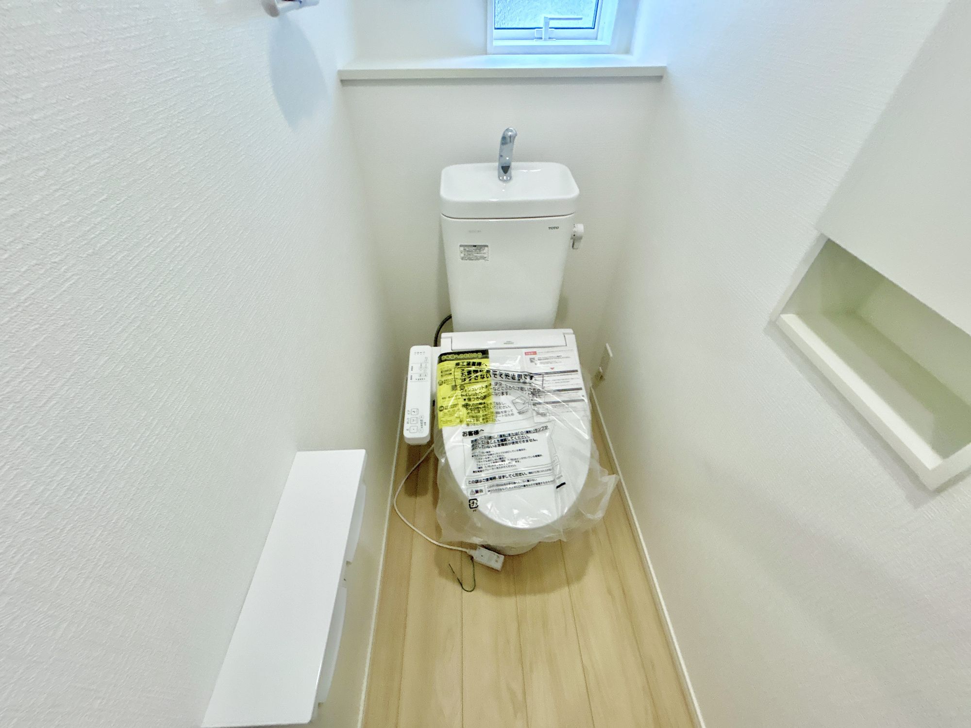 前橋市川原町第4　新築住宅全3棟のトイレ|節水性能の高いトイレはもちろんウォシュレット付き♪便器のフチがないタイプなので、お掃除もサッとひと拭きでOK！壁埋込型収納も付いており、スッキリ広々とご利用いただけます。