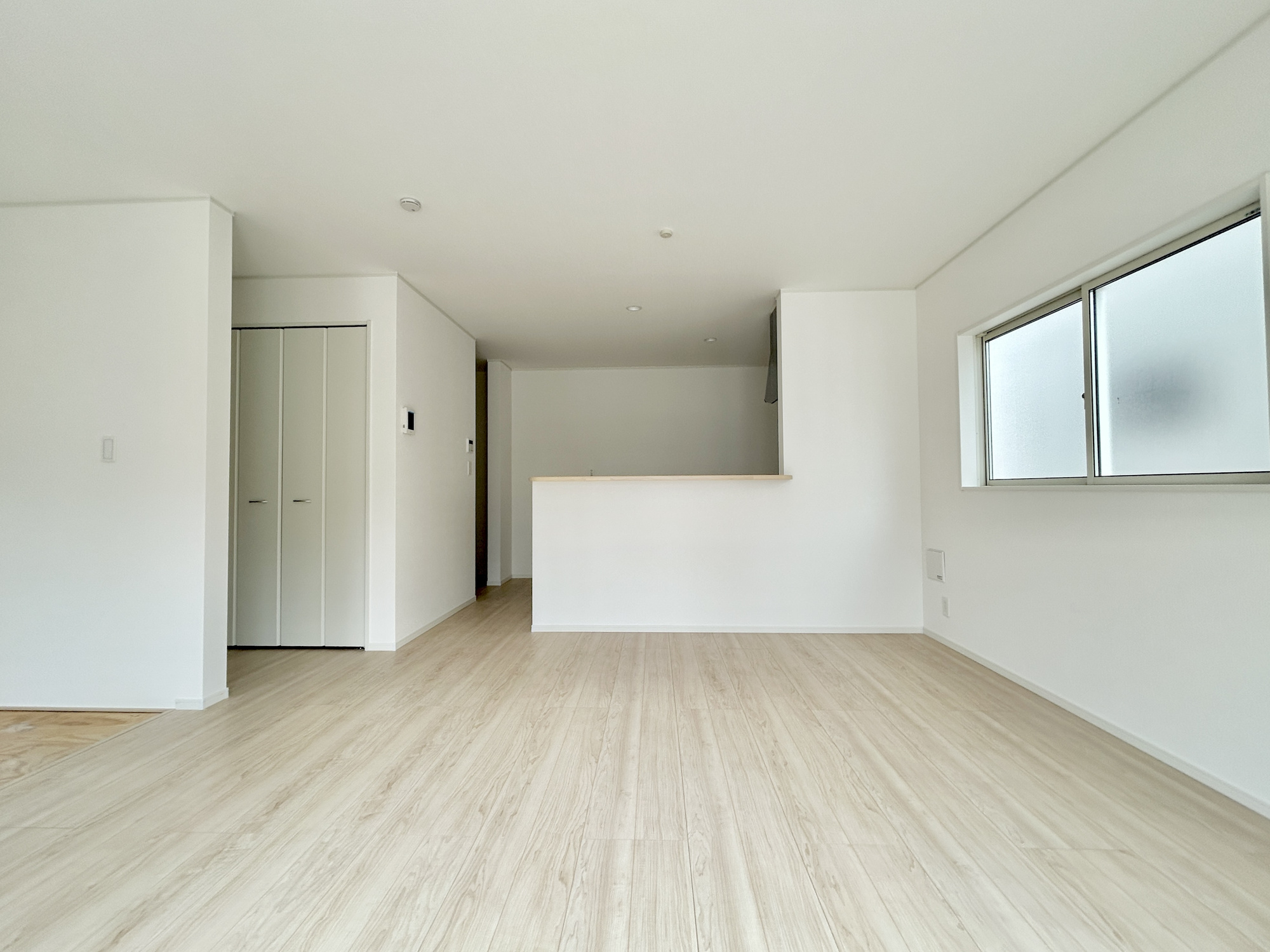 前橋市川原町第4　新築住宅全3棟の居間・リビング|オープンな空間を生み出す、こだわりの広がりとゆとり。家族と過ごす時間を大切にしたい方にぴったりの明るくゆとりある住空間です。