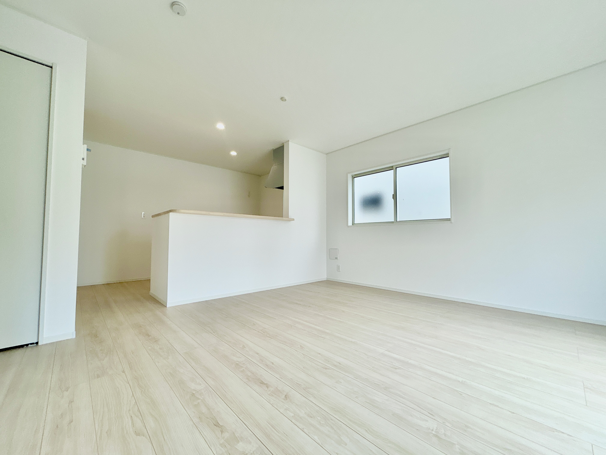 前橋市川原町第4　新築住宅全3棟の居間・リビング|南向きに大きく開いた窓からは、明るい陽射しが射し込みます。
爽やかな風が吹き抜ける心地良いリビングには、自然と家族が集まります。
