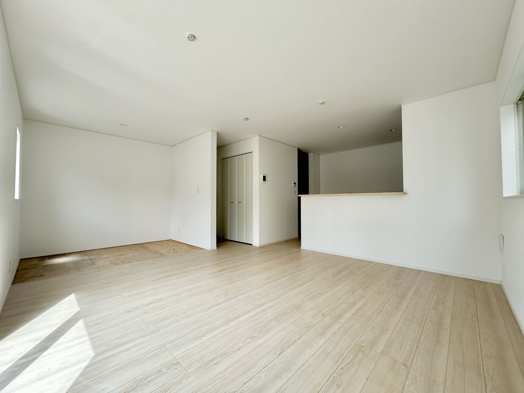 前橋市川原町第4　新築住宅全3棟の居間・リビング|室内にいても、たっぷりの陽光と爽やかな風を感じて頂ける、開放感あふれるリビングです。
ご家族と穏やかに過ごす、心地の良い時間が流れます。