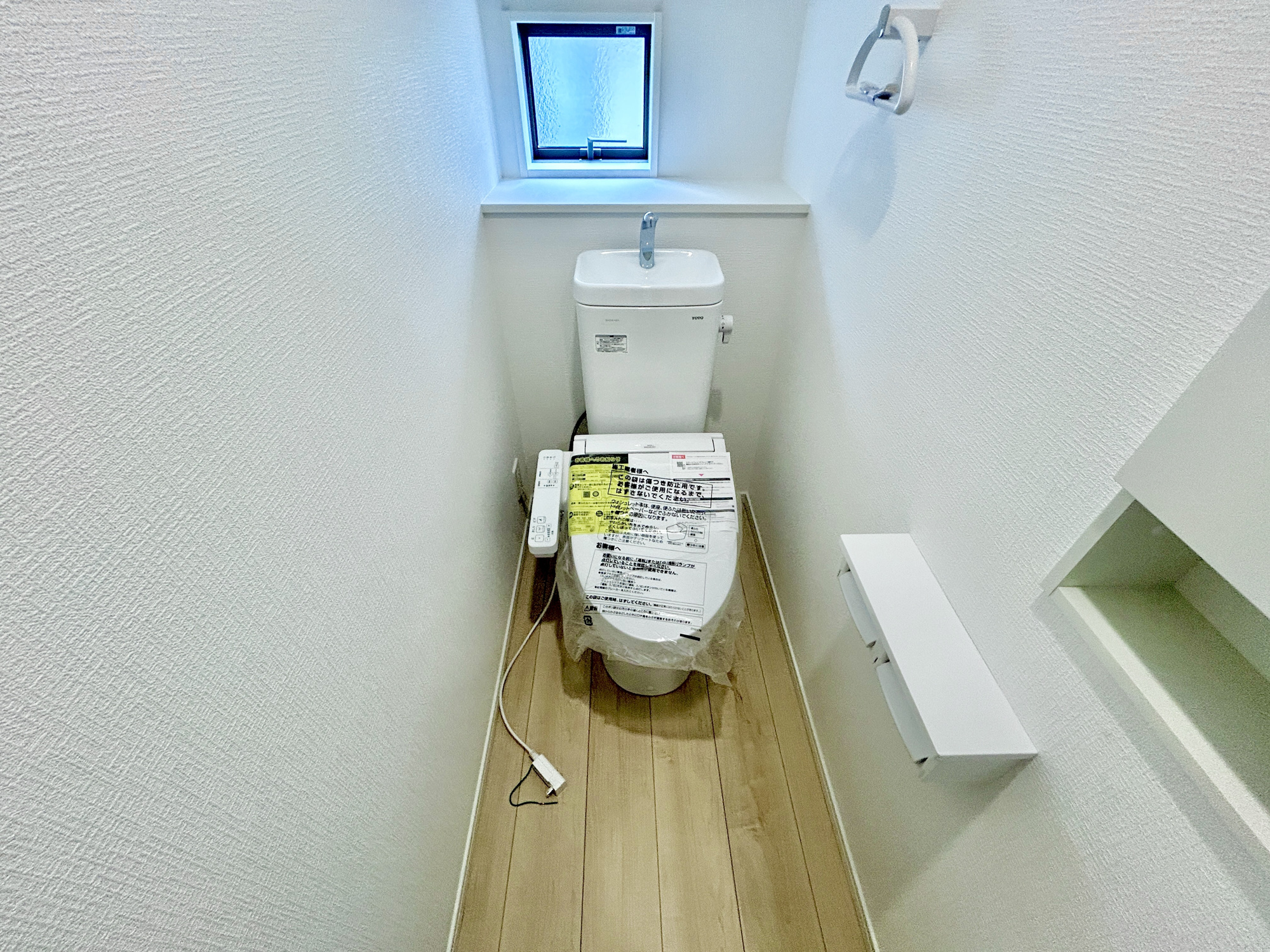 前橋市川原町第4　新築住宅全3棟のトイレ|節水性能の高いトイレはもちろんウォシュレット付き♪便器のフチがないタイプなので、お掃除もサッとひと拭きでOK！壁埋込型収納も付いており、スッキリ広々とご利用いただけます。